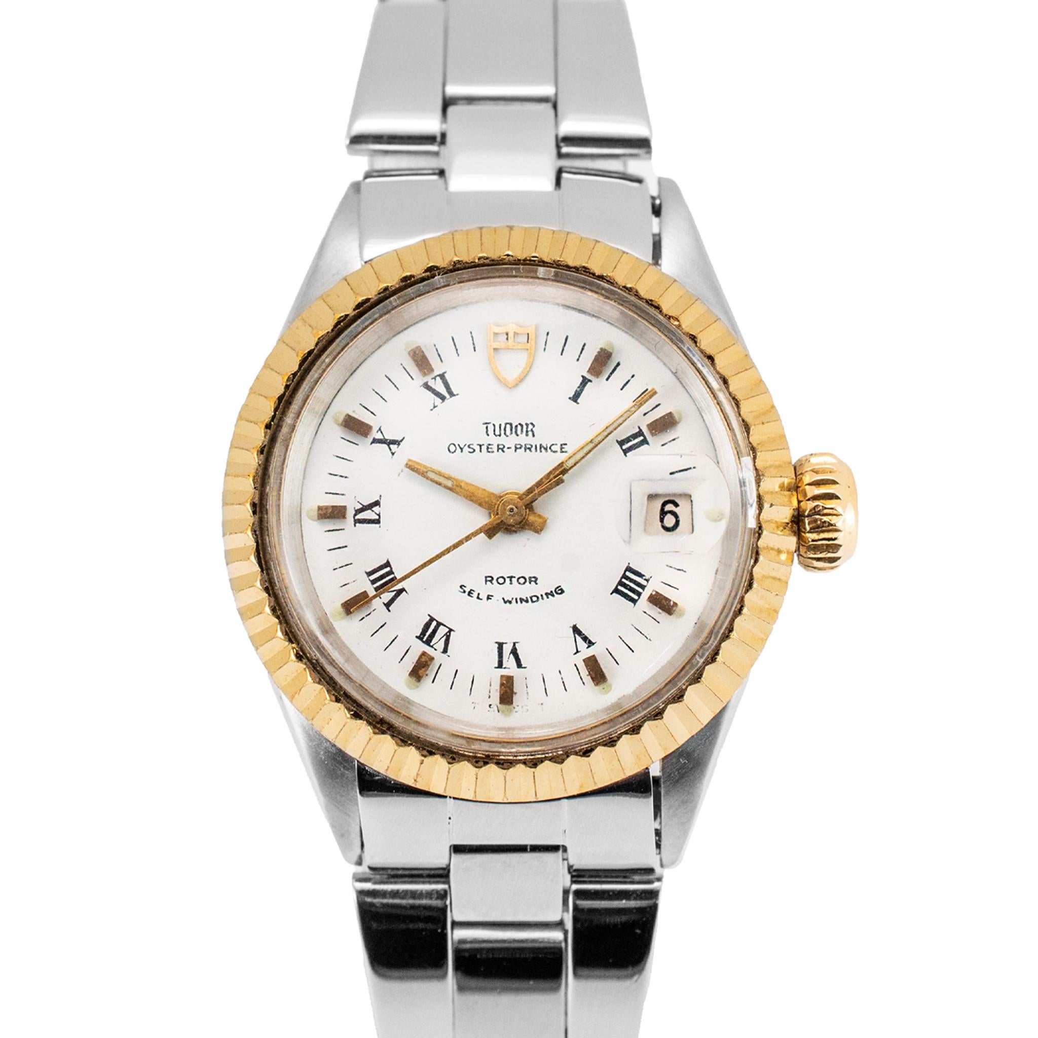 Marque : Tudor 

Genre : Mesdames

Type de métal : Acier inoxydable et or jaune 18 carats

Diamètre : 25,00 mm

Poids : 41,64 grammes

Une montre de fabrication suisse TUDOR en acier inoxydable et en or jaune 18 carats pour dames. Les métaux ont été
