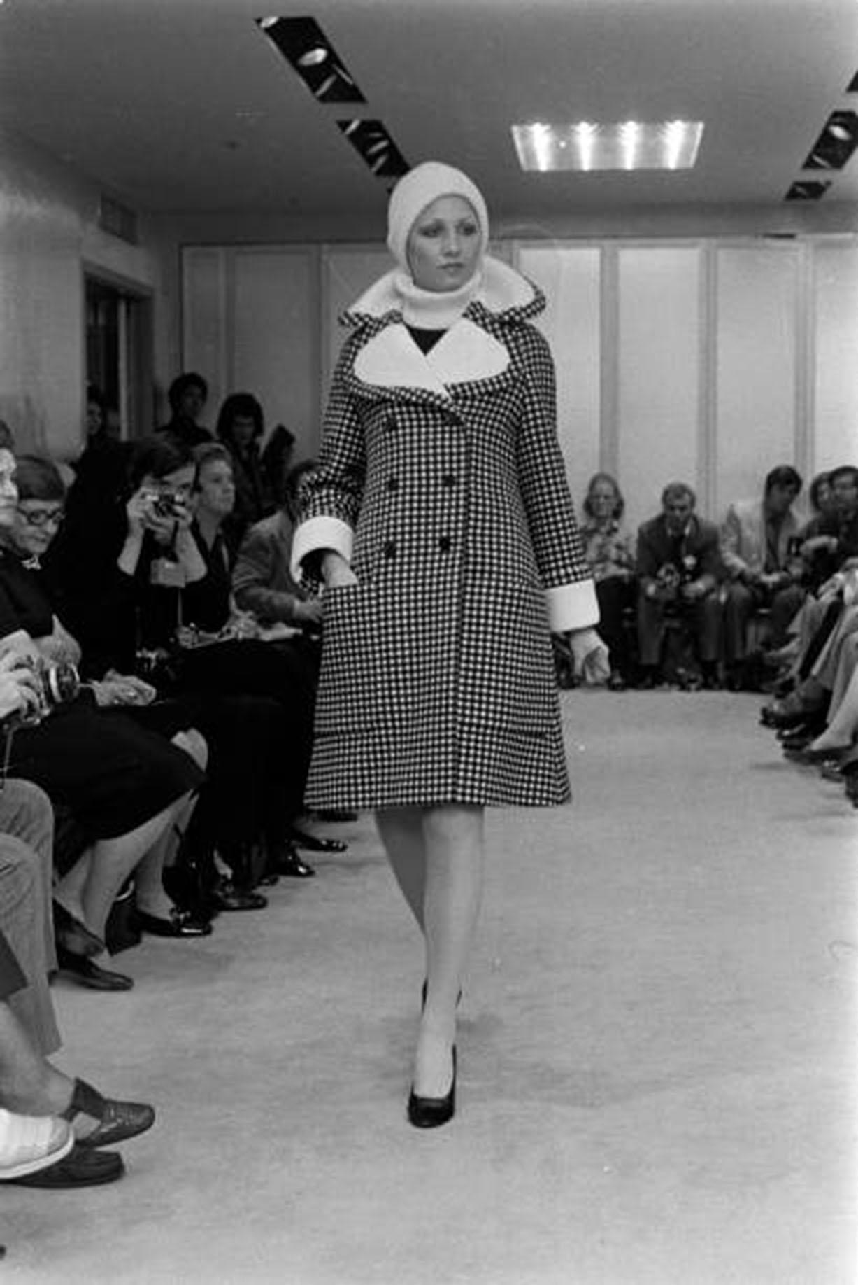 Unglaublich schicker Couture-Mantel von Geoffrey Beene aus schwarzer und cremefarbener Wolle aus seiner Herbst/Winter-Kollektion 1972. Geoffrey Beene hinterließ mit seiner höflichen Art und seinem originellen Stil einen starken Eindruck. Er war ein