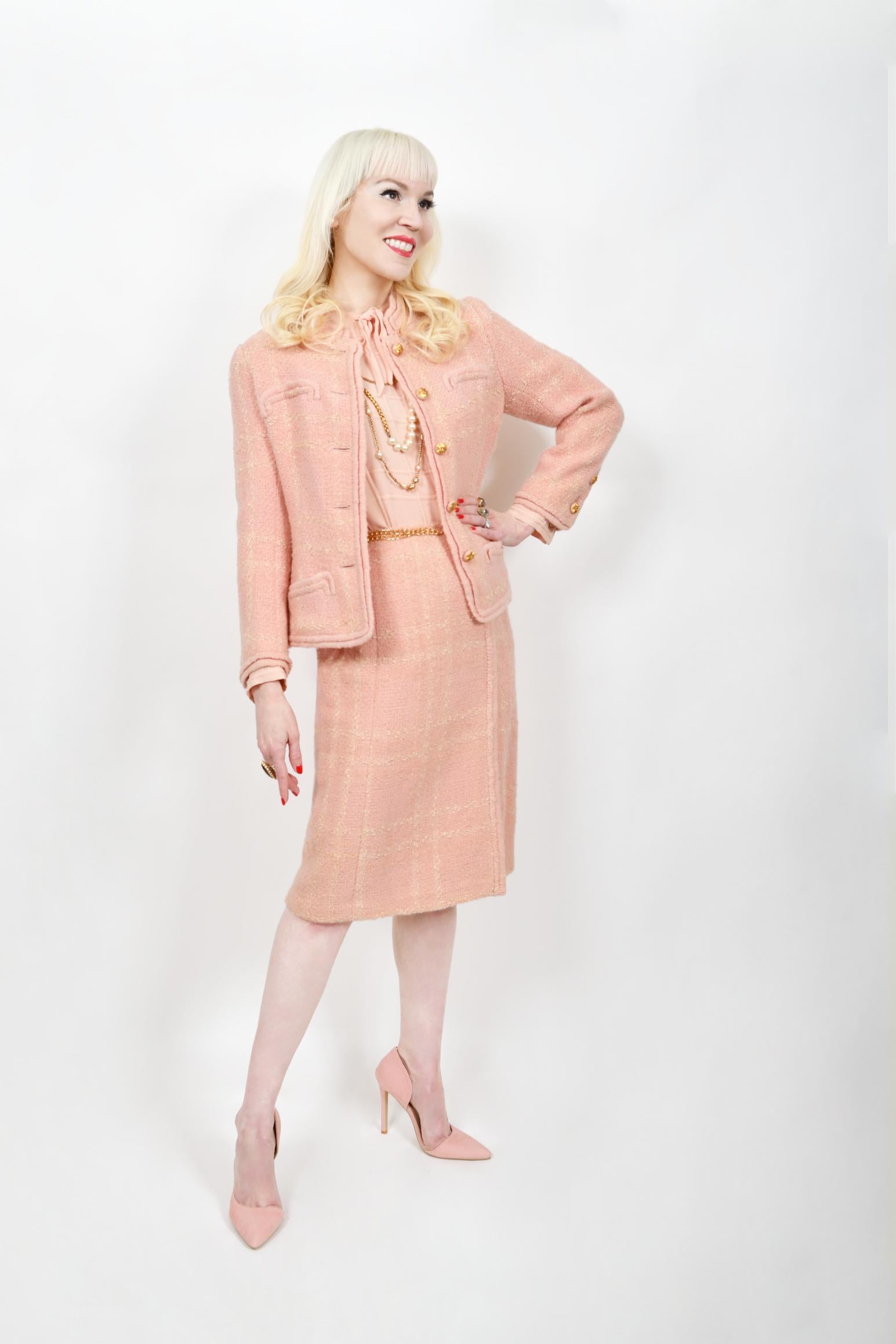Vintage 1973 Chanel Haute Couture Documented Pink Wool Jacket Blouse Skirt Suit In Good Condition For Sale In Beverly Hills, CA