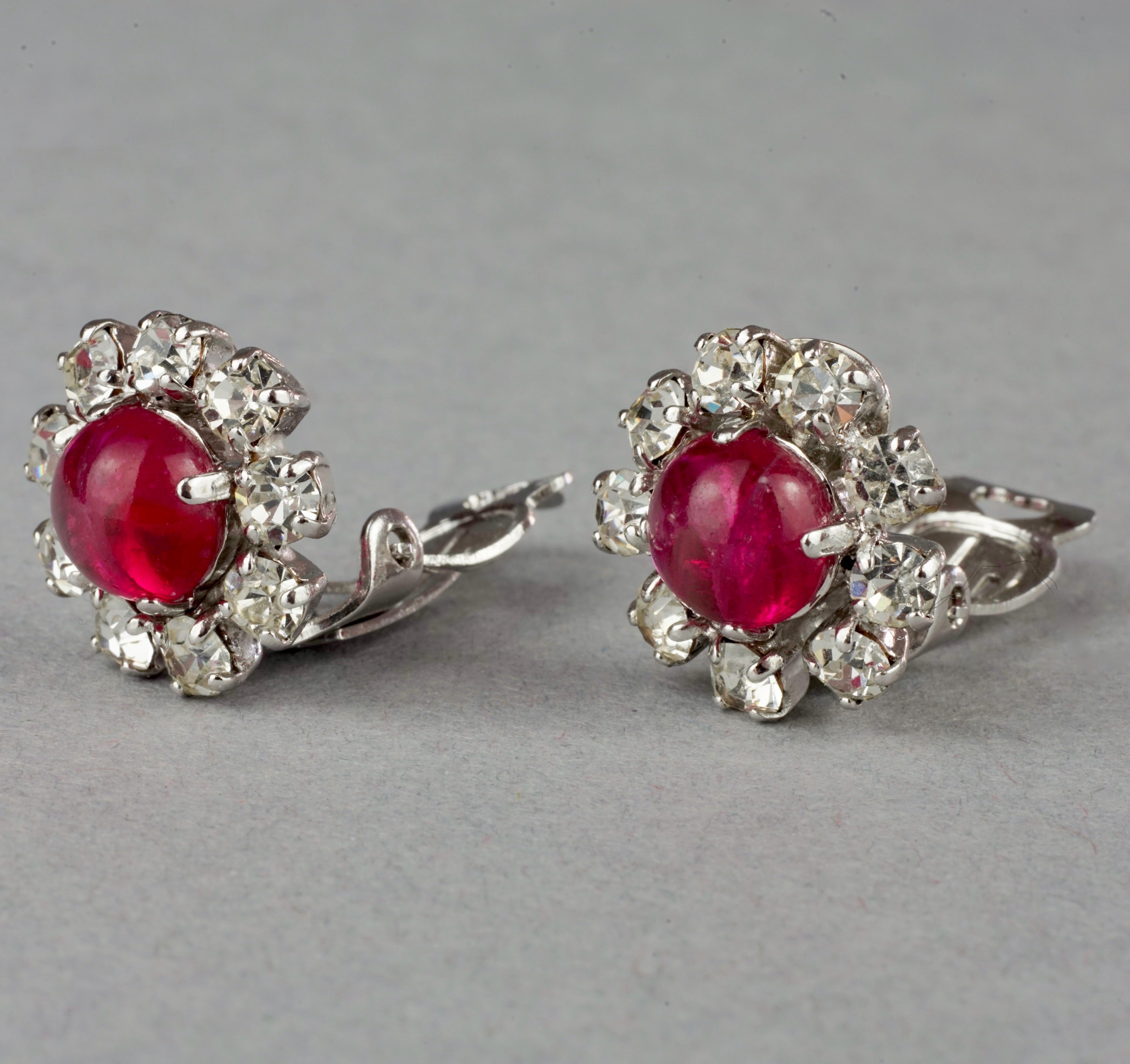 Vintage 1973 CHRISTIAN DIOR Red Glass Cabochon Rhinestone Earrings In Excellent Condition For Sale In Kingersheim, Alsace