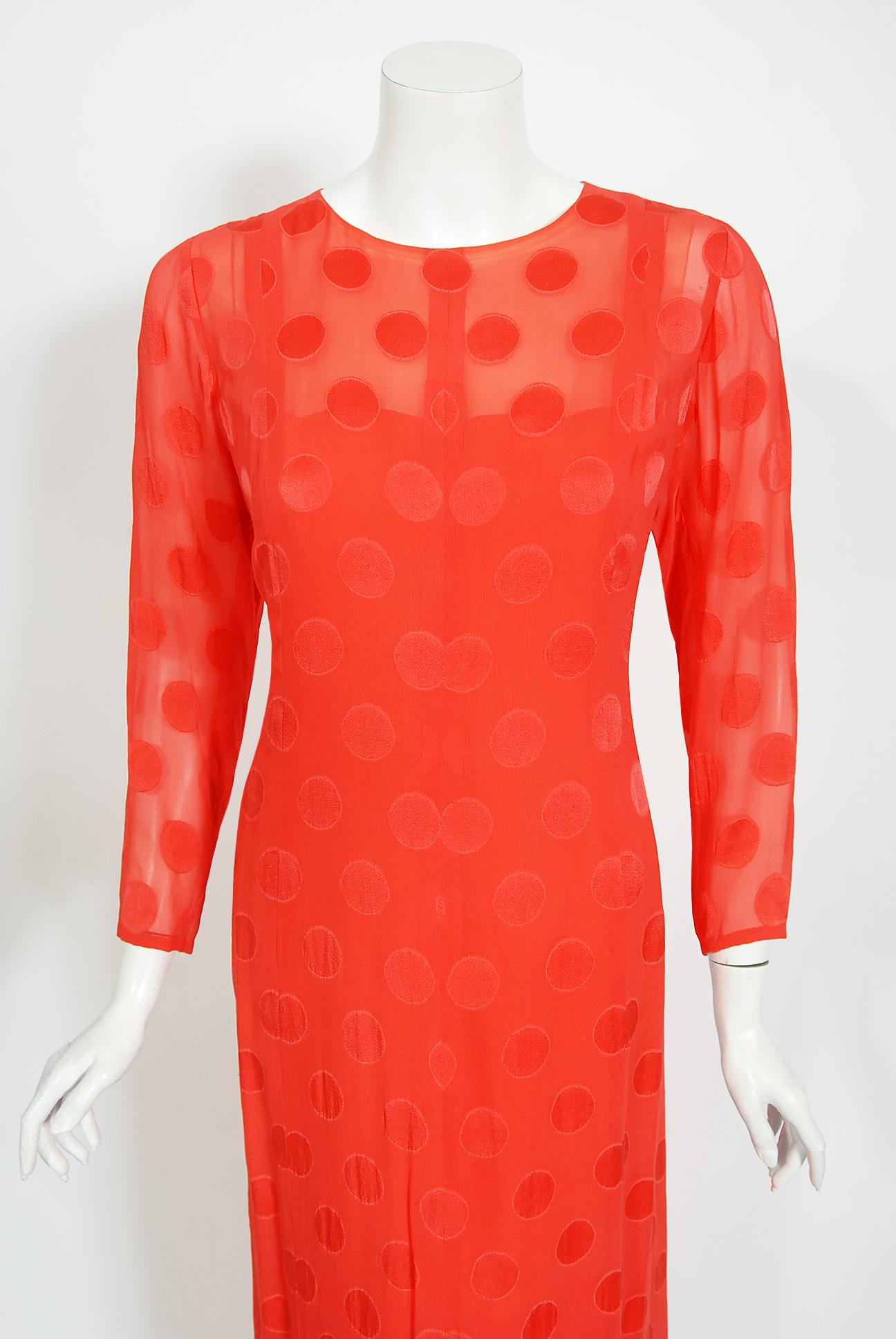 Une magnifique robe en soie à pois orange vif de Givenchy, numérotée haute couture, datant de sa collection printemps-été 1973. Ce rare ensemble de quatre pièces a été réalisé pour Mona von Bismarck (1897-1983), mondaine internationale et icône de