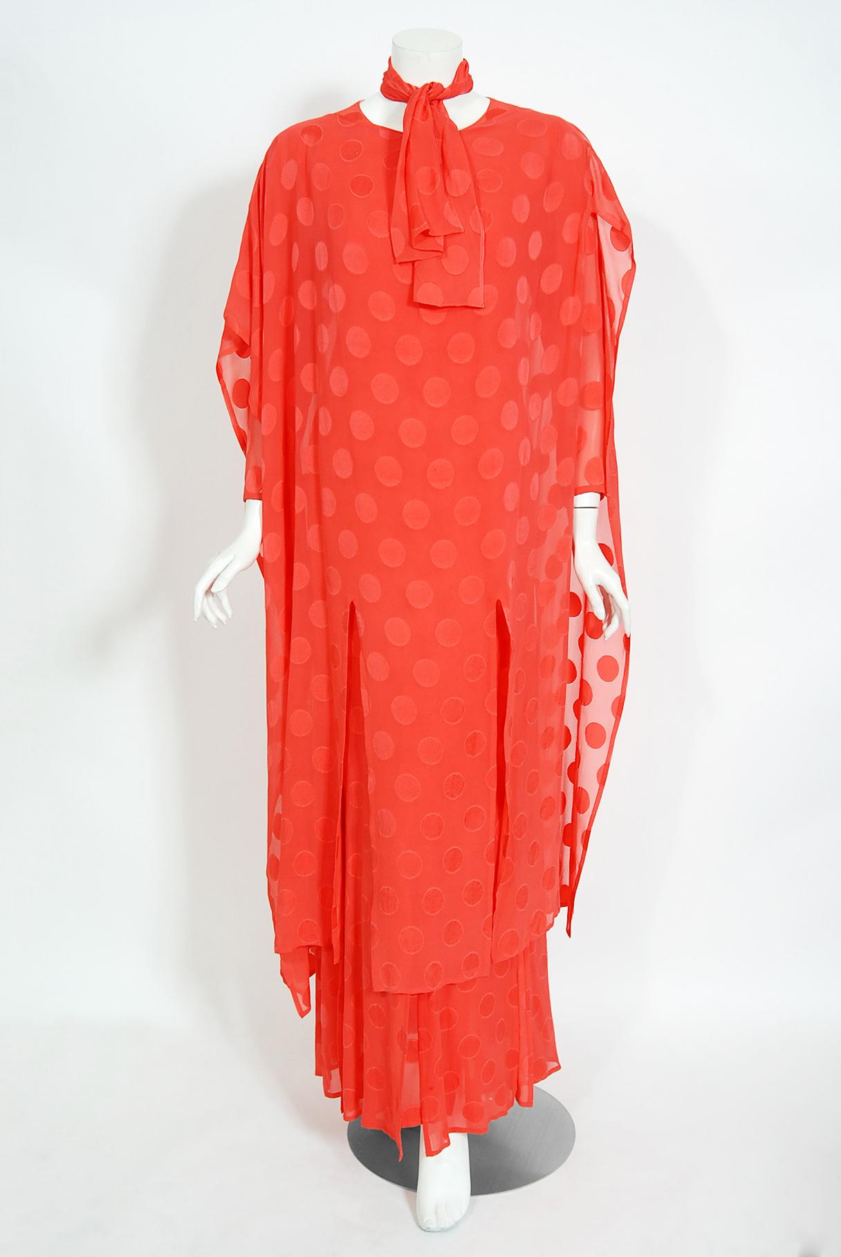 Rouge Givenchy - Robe caftan haute couture vintage en soie à pois orange à ourlet en laine, 1973 en vente