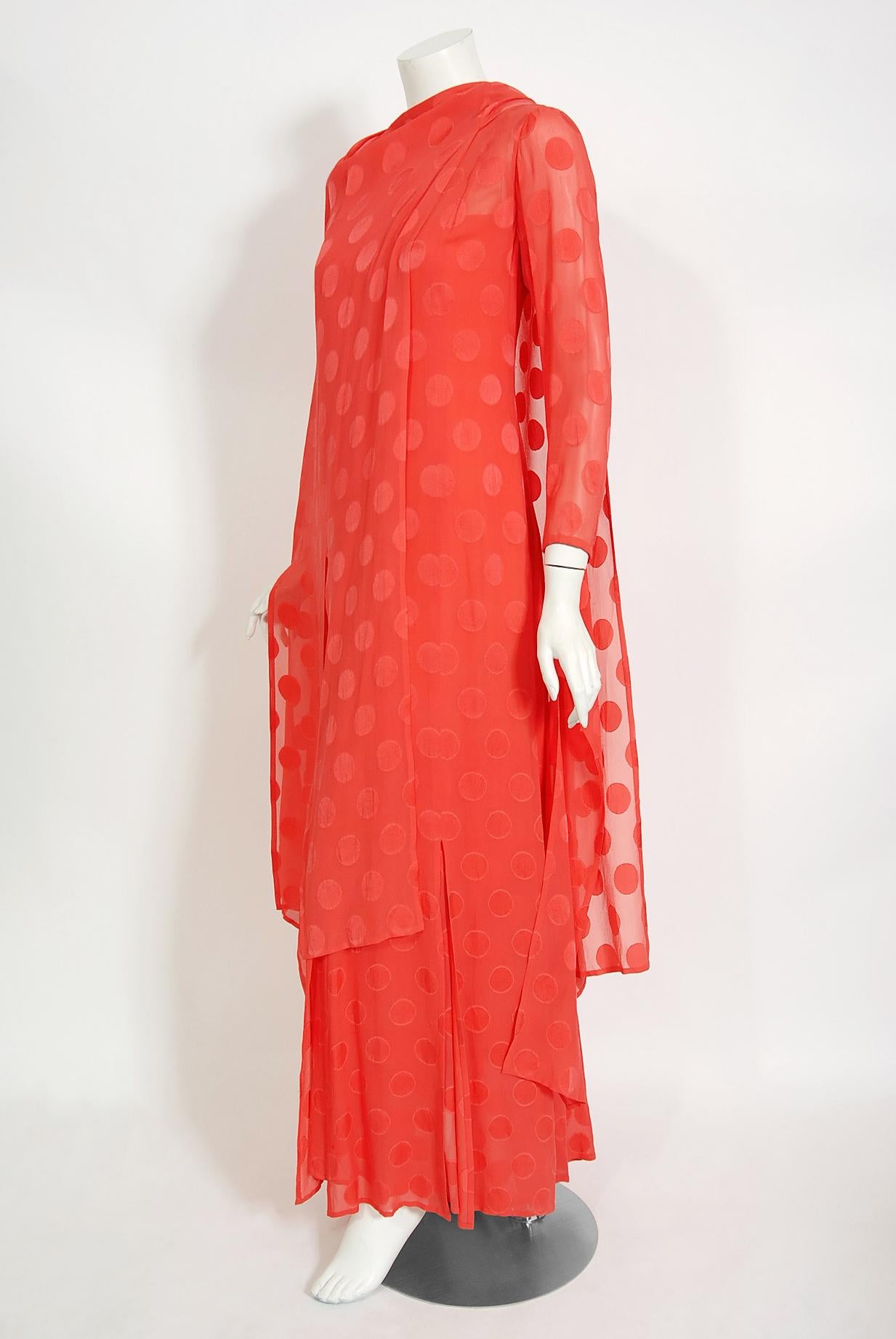 Givenchy - Robe caftan haute couture vintage en soie à pois orange à ourlet en laine, 1973 en vente 1