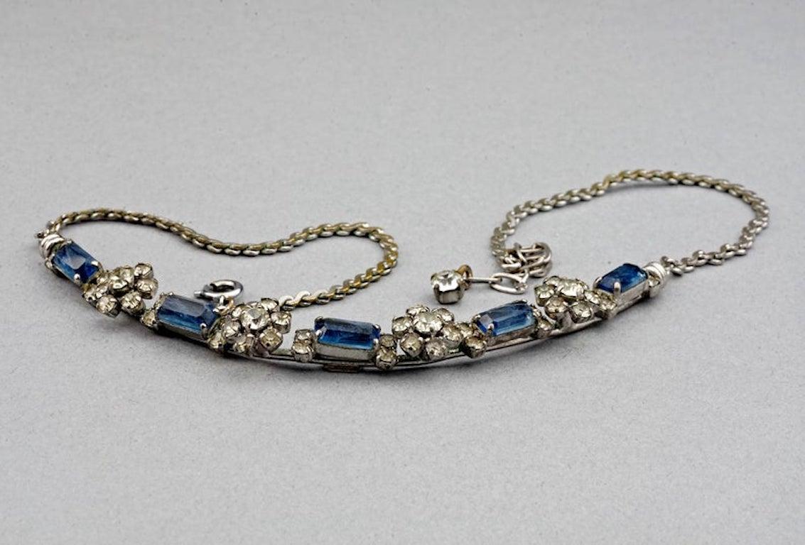 Vintage 1974 CHRISTIAN DIOR Sapphire Rhinestone Necklace

Measurements:
Height: 0.43 inch (1.1 cm)
Wearable Length: 14.56 inches (37 cm) to 16.53 inches (42 cm)

Features:
- 100% Authentic 1974 CHRISTIAN DIOR.
- Faceted faux sapphire stone and