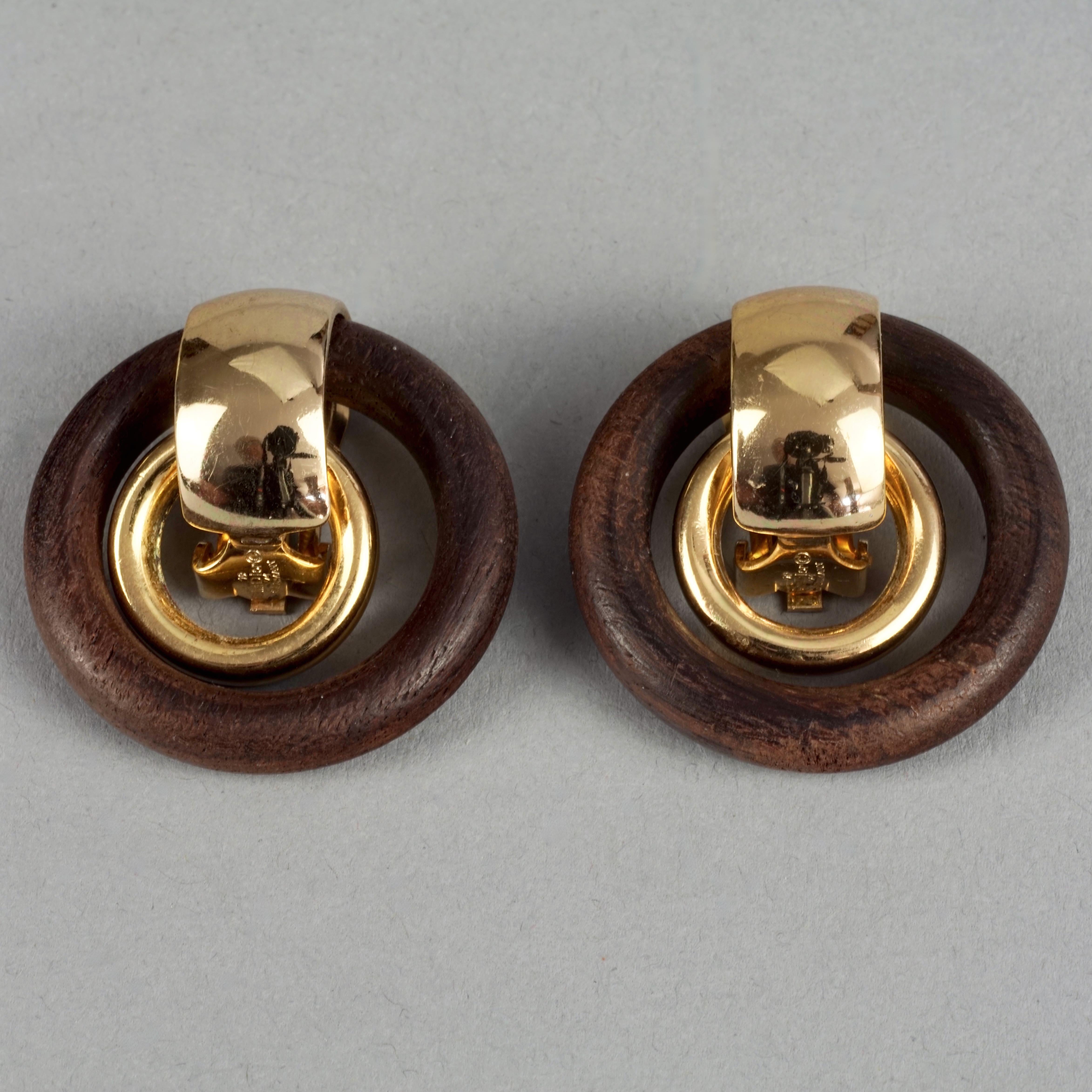 Vintage 1974 CHRISTIAN DIOR Wooden Gilt Double Hoop Earrings In Excellent Condition For Sale In Kingersheim, Alsace