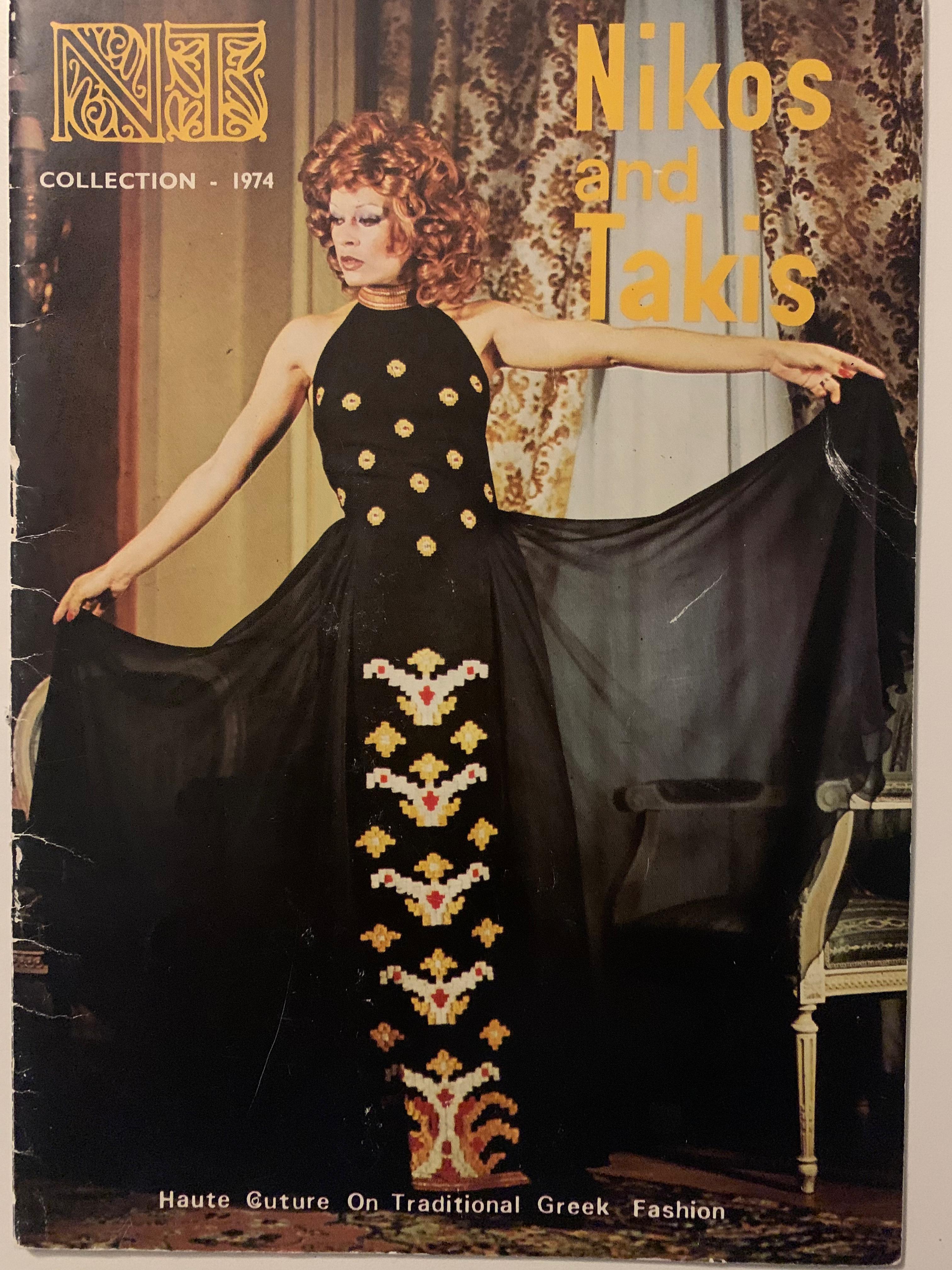 Un extraordinario vestido de alta costura griego de Nikos and Takis, con un gran bordado, que data de su colección de 1974. Como muestra, ¡esta prenda apareció incluso en la portada de su lookbook!  El tejido en sí es una obra maestra: lana marrón