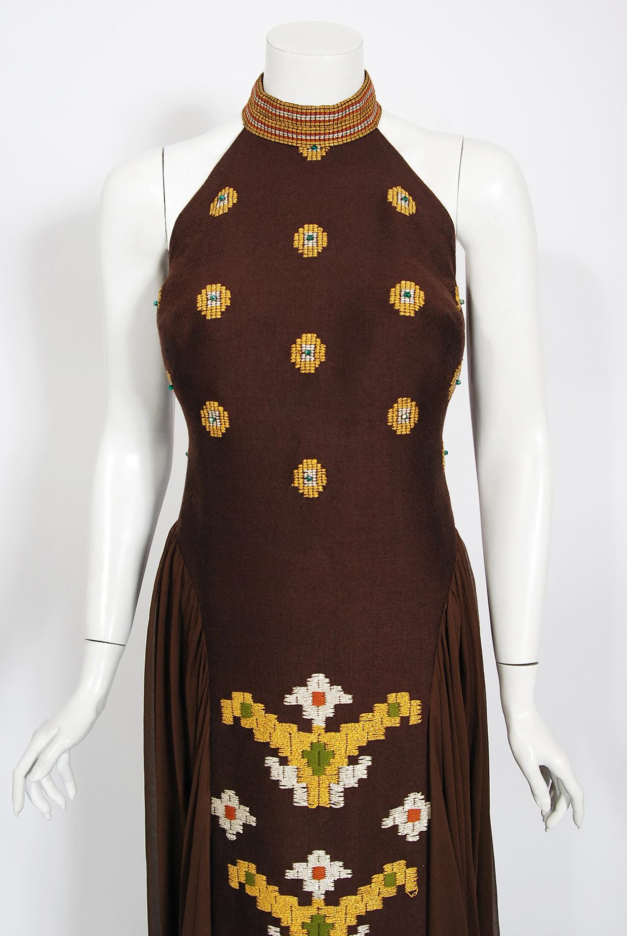 Bata de gasa de lana bordada documentada Vintage 1974 Nikos-Takis Greek Couture Marrón