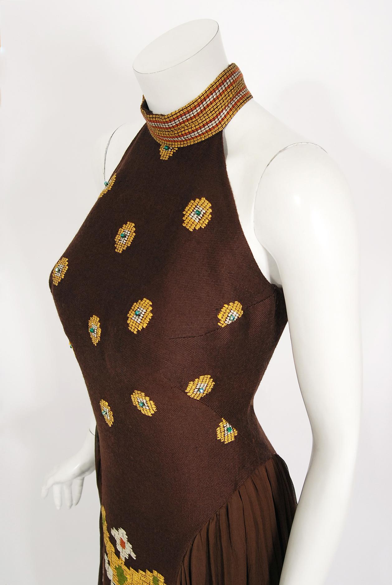 De las mujeres Bata de gasa de lana bordada documentada Vintage 1974 Nikos-Takis Greek Couture