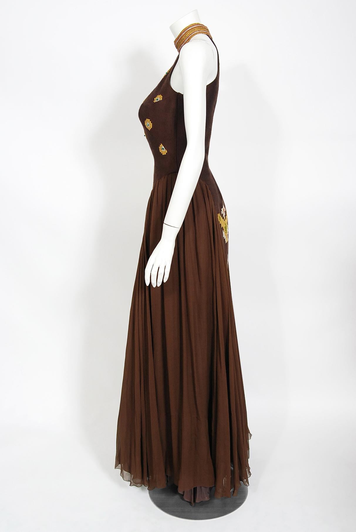 Bata de gasa de lana bordada documentada Vintage 1974 Nikos-Takis Greek Couture 4