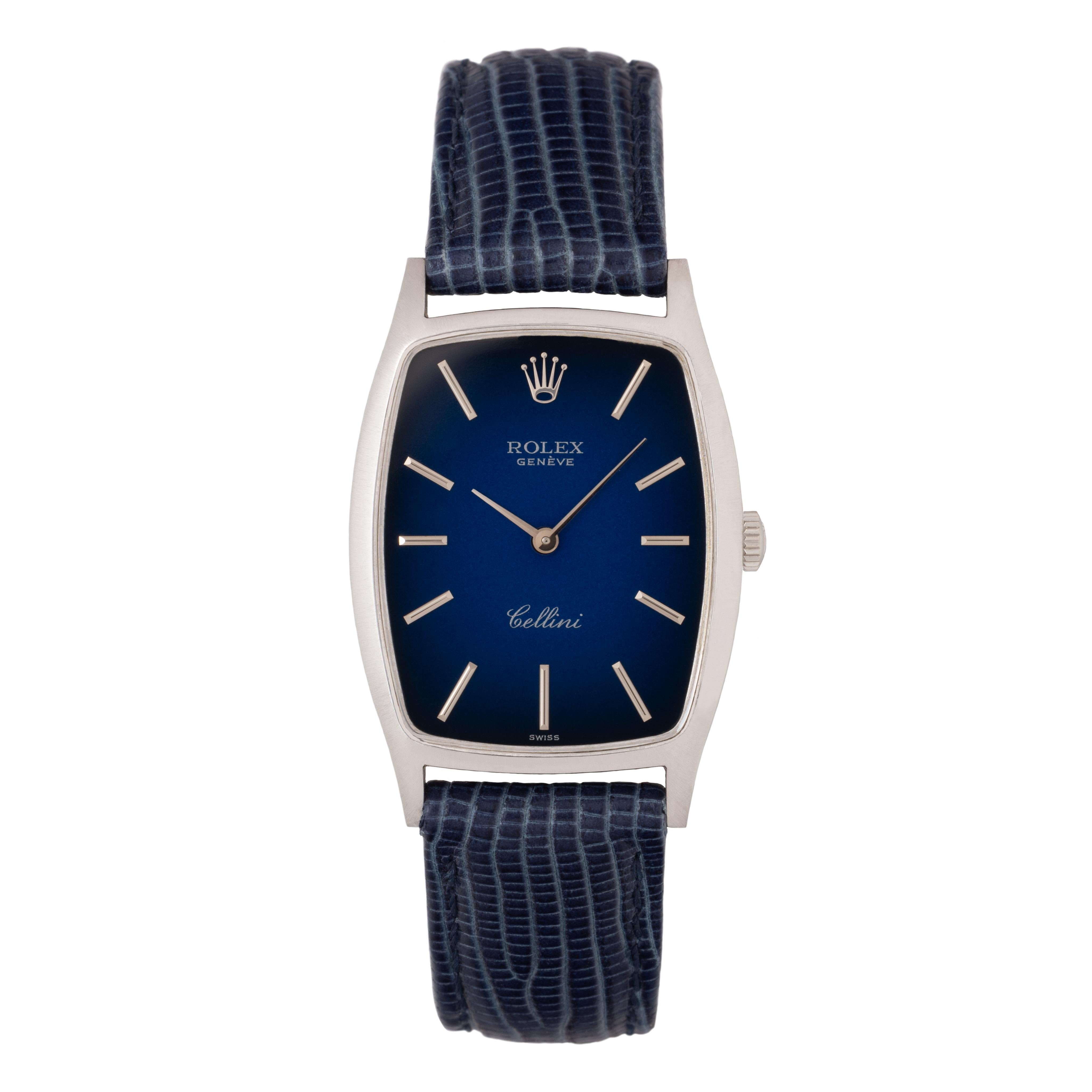Fabricante: Rolex
Model No: Cellini 3807
Año: 1974
Material: Oro blanco de 18 quilates
Esfera: Viñeta azul
Medida de la caja: 27 mm x 36,5 mm
Correa: Correa de repuesto azul con hebilla Tang Rolex
Movimiento: Viento manual
Estado: Muy bueno
Peso: 35
