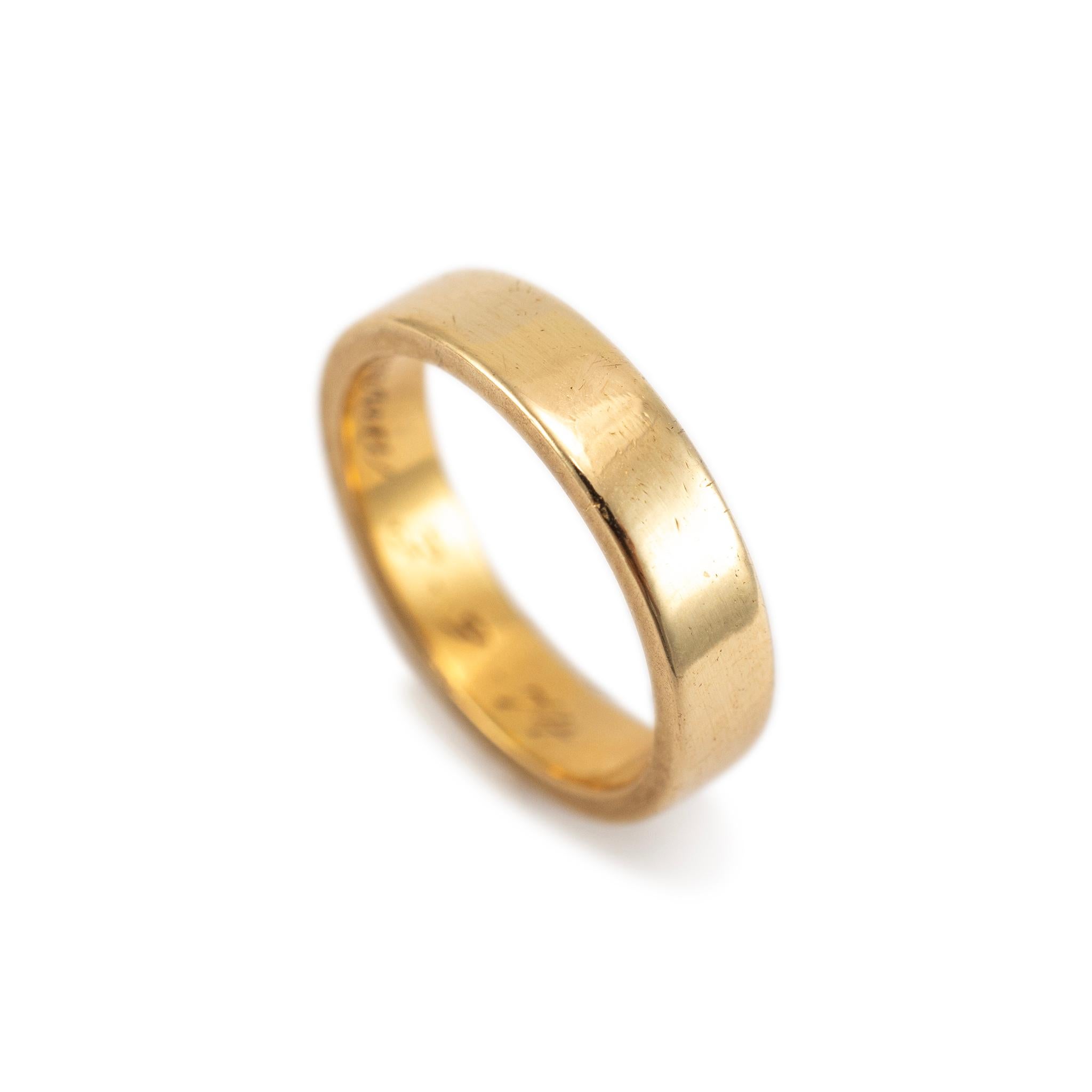 Marke: Tiffany & Co.

Geschlecht: Damen

Metall Typ: 18K Gelbgold 

Größe: 5

Breite: 4,00 mm

Gewicht: 4,84 Gramm

Ein Damen-Designer gemacht 18K Gelbgold Soft-Quadrat Vintage Hochzeit Band mit einem Soft-Quadrat-Schaft. Das Metall wurde getestet