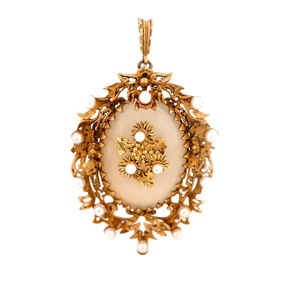 Oval Cut Vintage 1975 9ct Gold Chalcedony Pearl Pendant Brooch For Sale