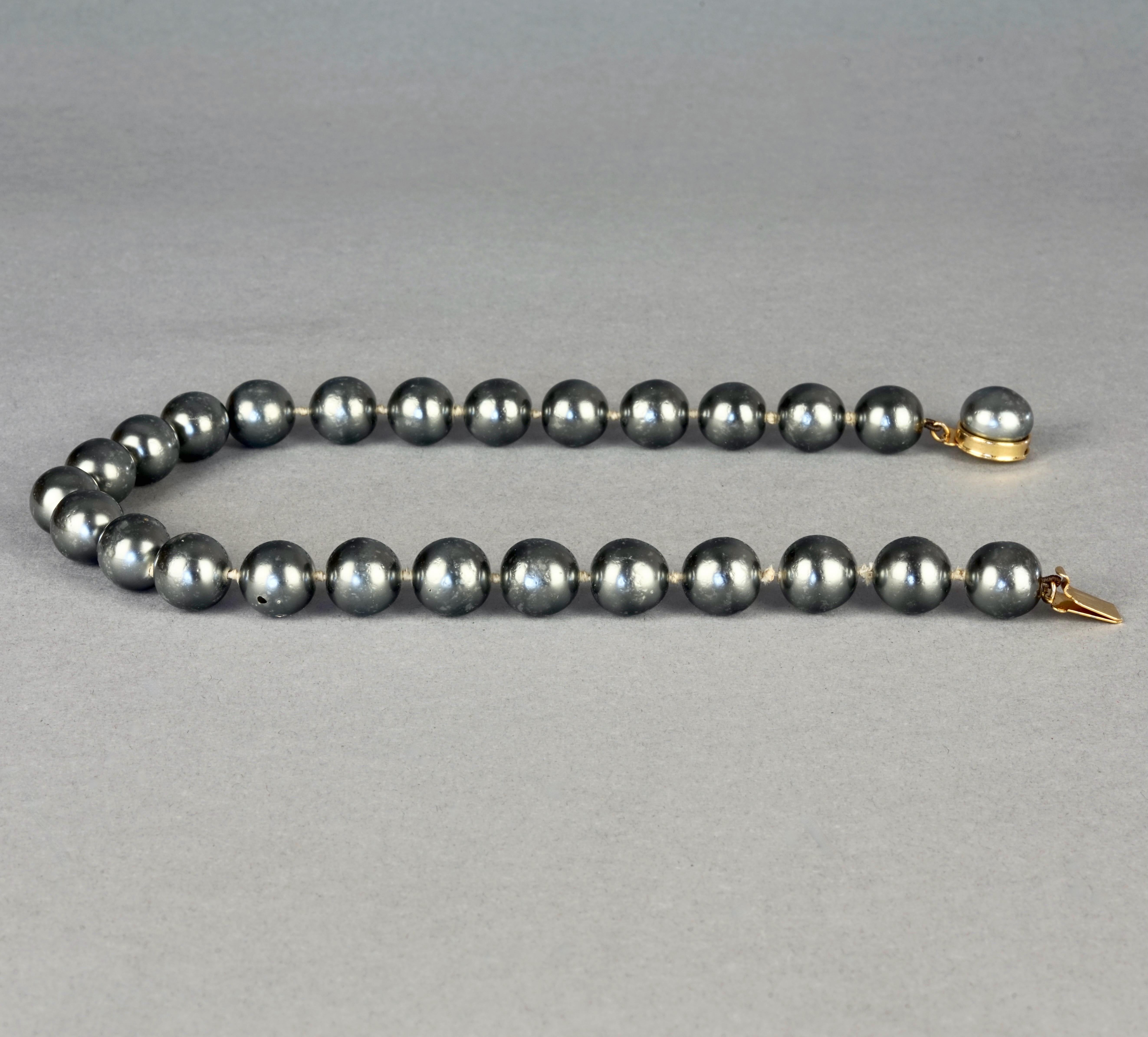 Vintage 1975 CHRISTIAN DIOR Silver Grey Glass Pearl Necklace In Good Condition For Sale In Kingersheim, Alsace