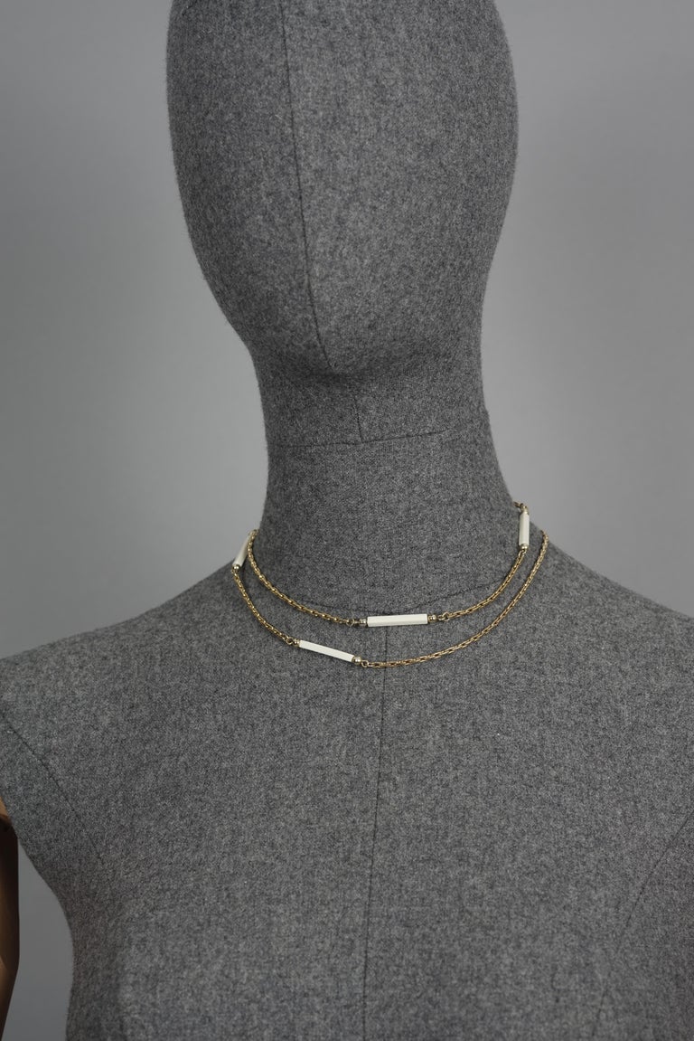 Vintage 1975 CHRISTIAN DIOR White Bar Long Chain Necklace In Excellent Condition For Sale In Kingersheim, Alsace