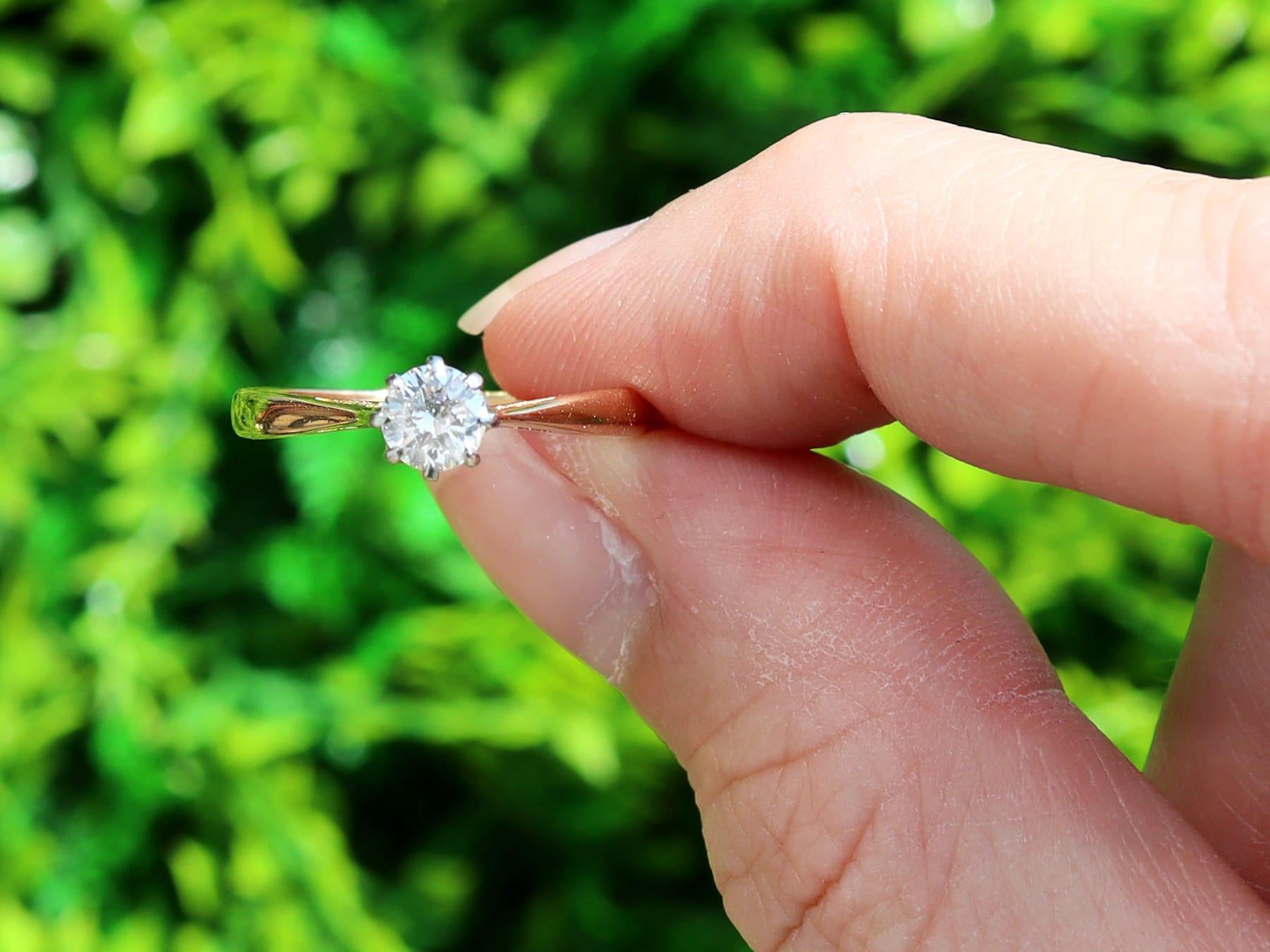 Bague solitaire en or jaune 18 carats, or blanc 18 carats, sertie d'un diamant de 0,40 carat ; fait partie de nos collections de bijoux en diamant et de bijoux de succession.

Ce beau et impressionnant millésime  Le solitaire a été réalisé en or