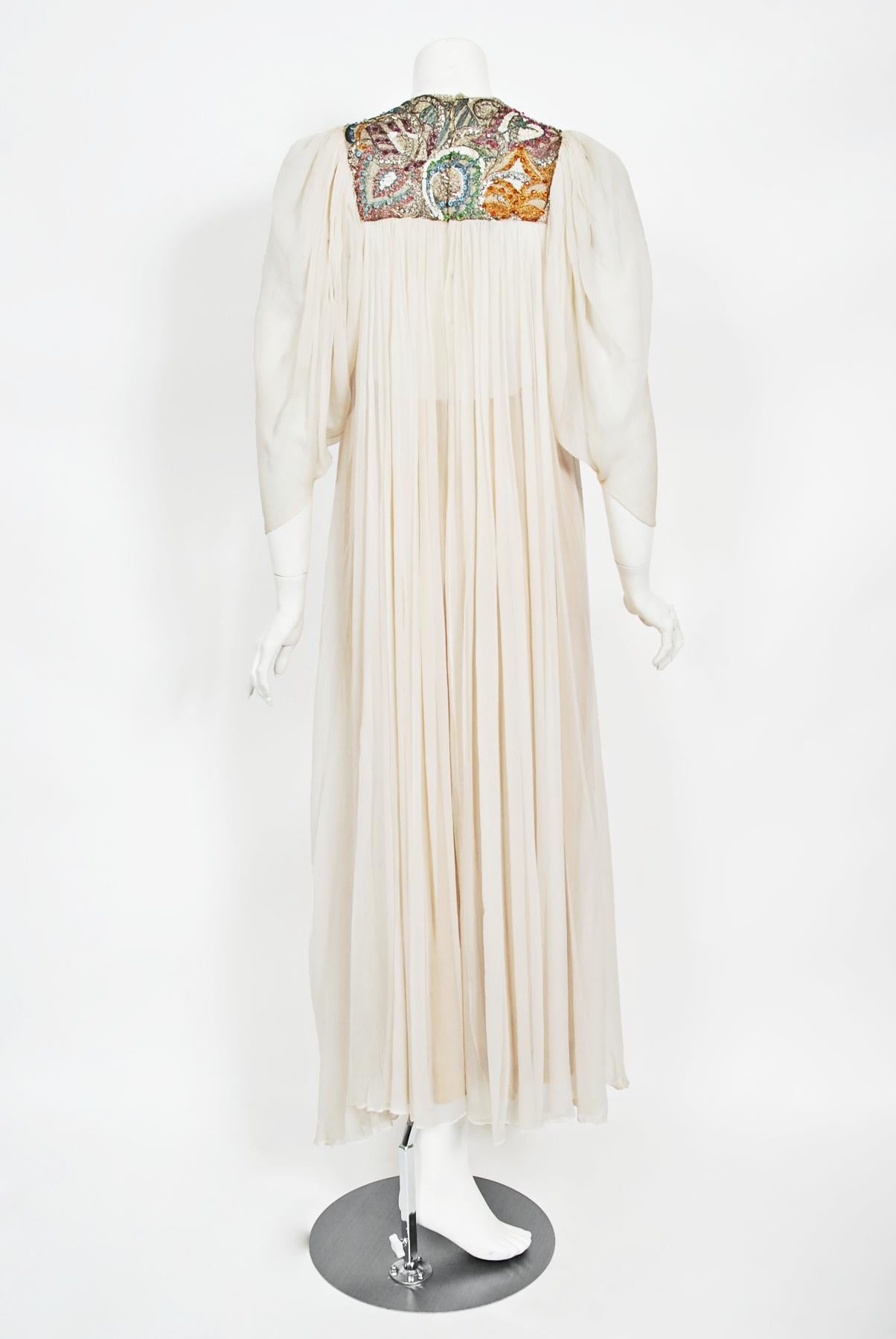 1970's Madame Grès Haute Couture Perlen bestickt Elfenbein schiere Seide Brautkleid im Angebot 8