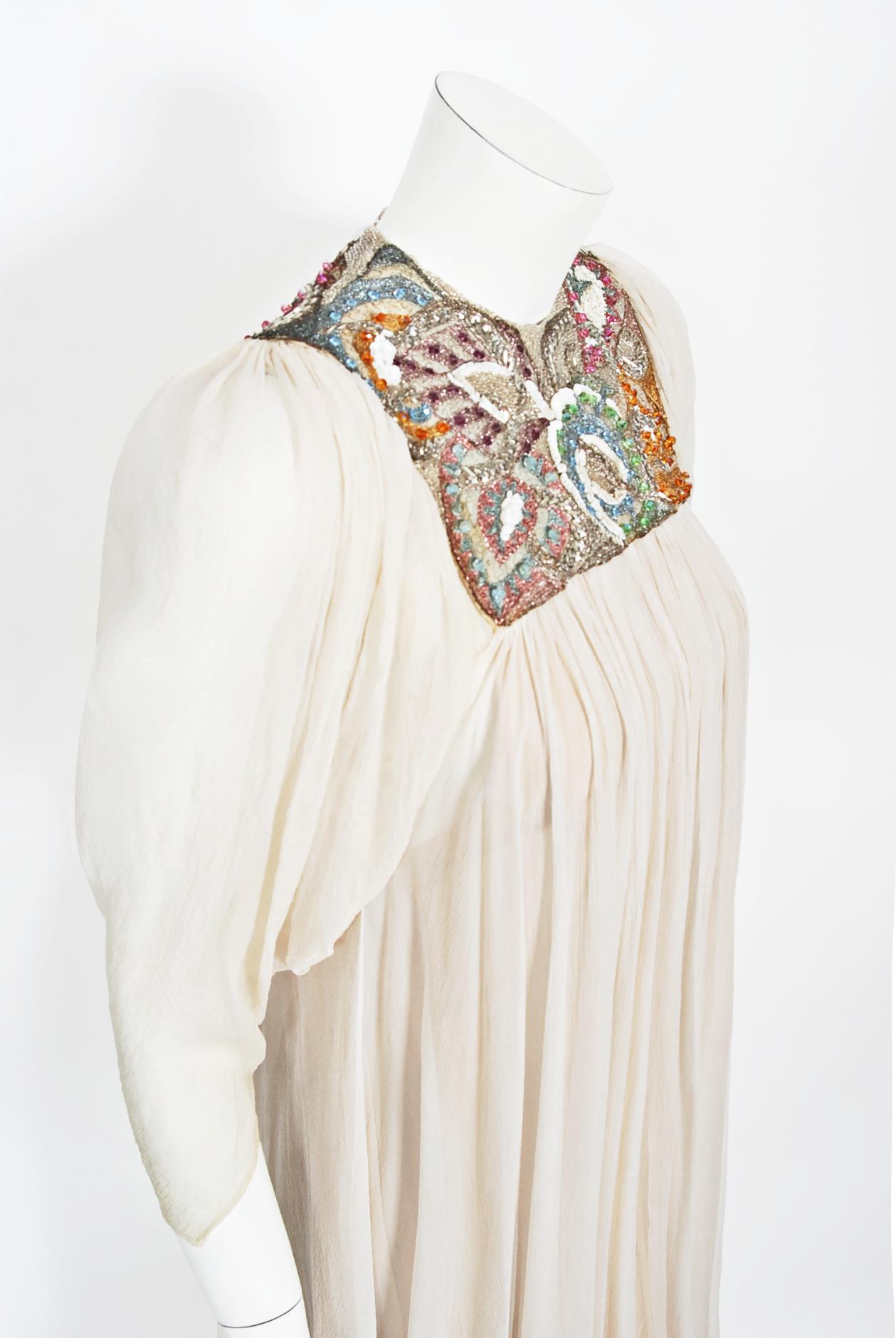 1970's Madame Grès Haute Couture Perlen bestickt Elfenbein schiere Seide Brautkleid im Angebot 3