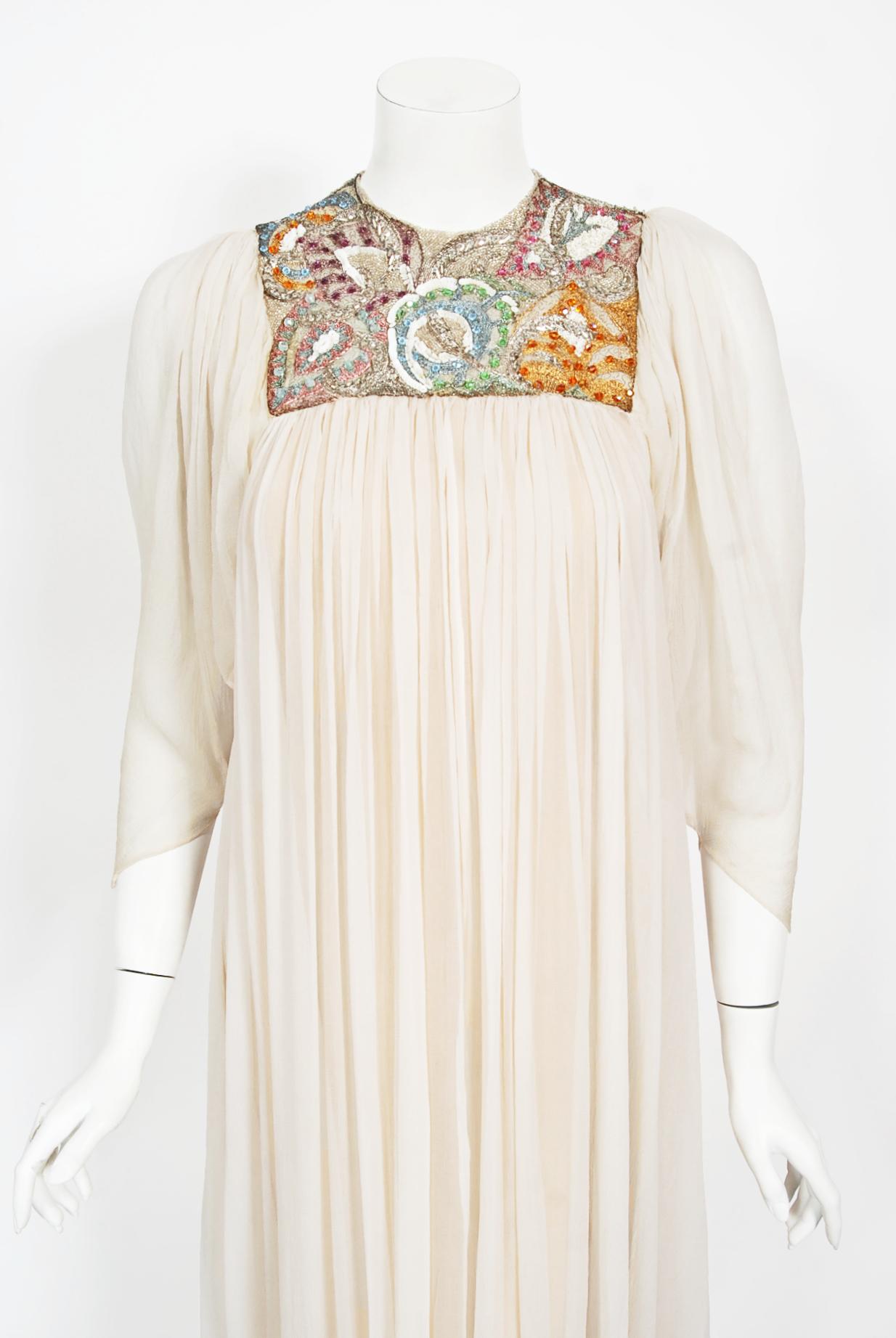 Ein unvergessliches und unglaublich seltenes Madame Grès Haute Couture-Brautkleid aus elfenbeinfarbener Seide. Es stammt aus der Mitte der 1970er Jahre. Auch dieser ätherische Look wurde von Lesage aufwendig verziert, einem französischen