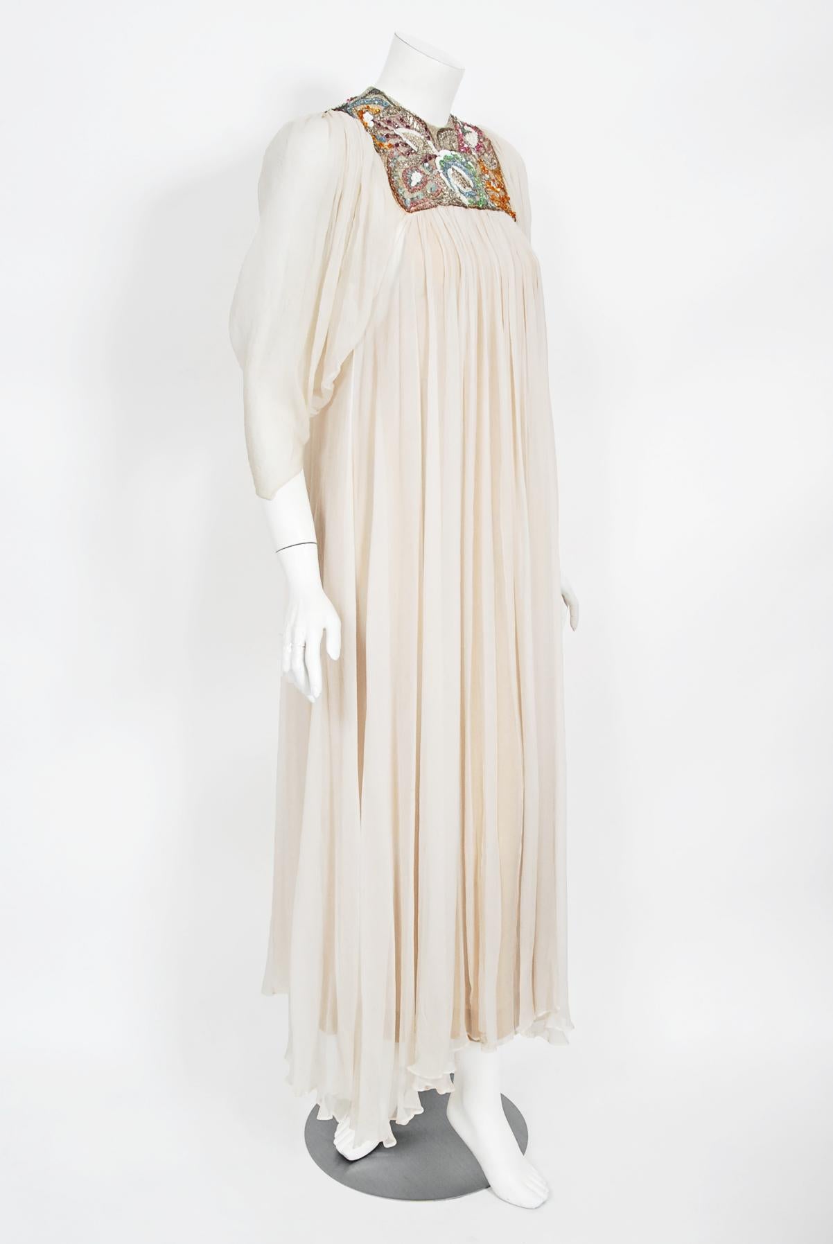1970's Madame Grès Haute Couture Perlen bestickt Elfenbein schiere Seide Brautkleid im Angebot 2