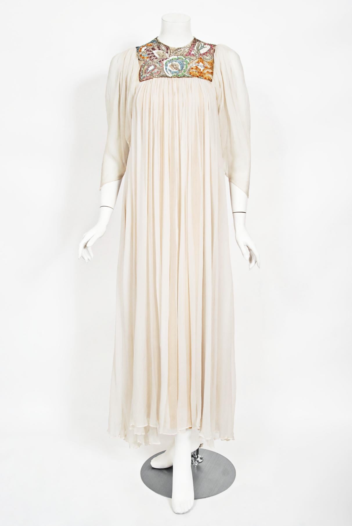 1970's Madame Grès Haute Couture Perlen bestickt Elfenbein schiere Seide Brautkleid im Angebot 4
