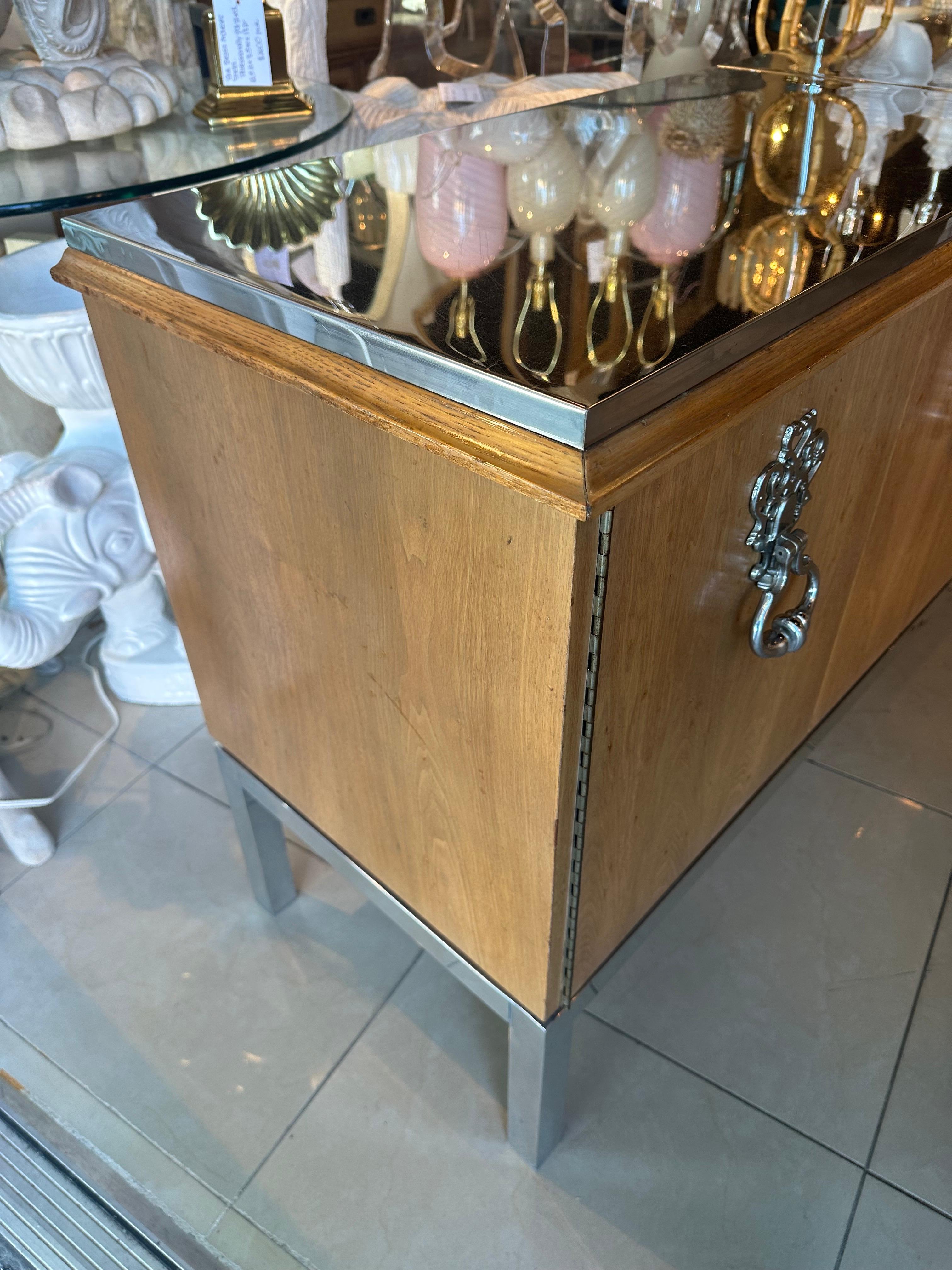 Vintage 1975 Mastercraft Kredenzschrank Buffet Anrichte. Limitierte Sonderanfertigung von Mastercraft. im Stil von Tommy Parzinger. Ich glaube, das Holz ist Mahagoni. 4 Türen mit 2 Schubladen und Einlegeböden innen. Alles original. Das gesamte