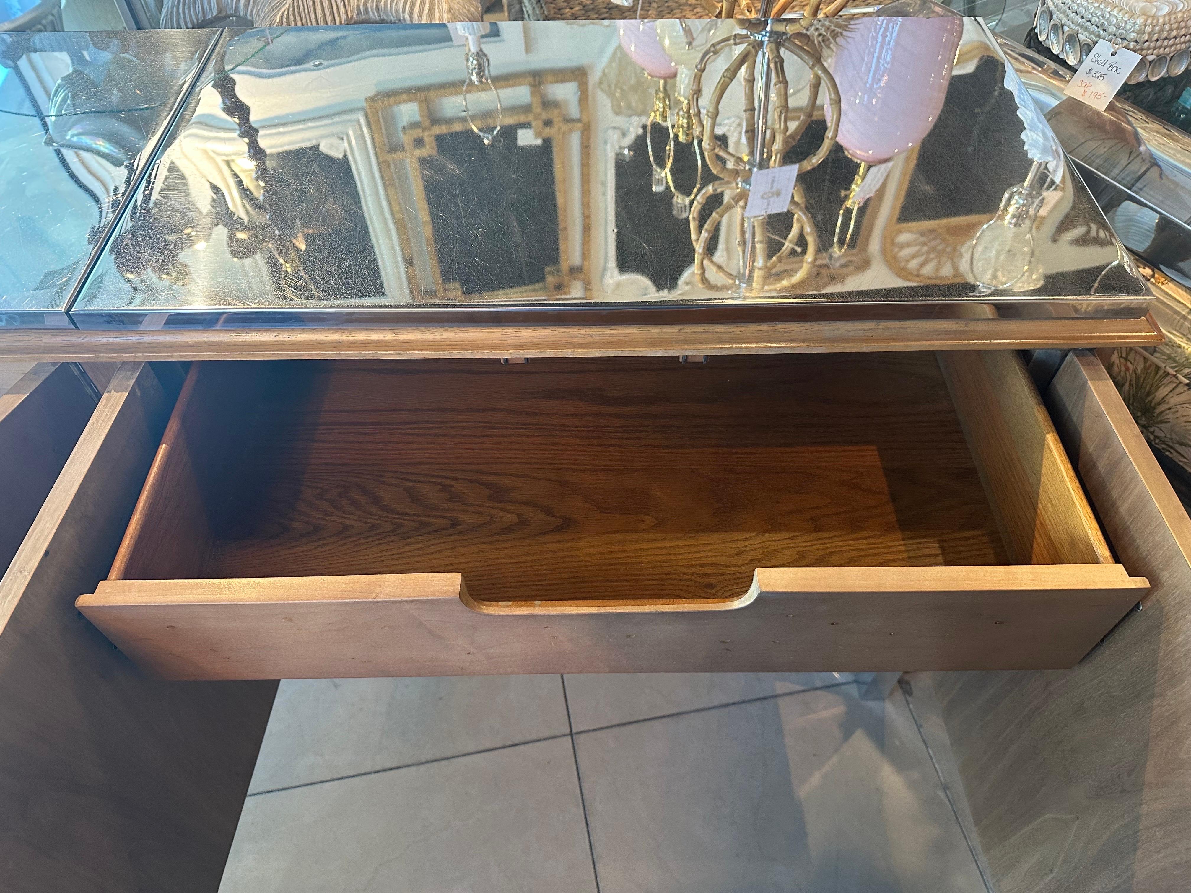 Vintage 1975 Mastercraft Mahagoni Holz Chrom Kredenz Schrank Buffet Anrichte im Zustand „Gut“ im Angebot in West Palm Beach, FL