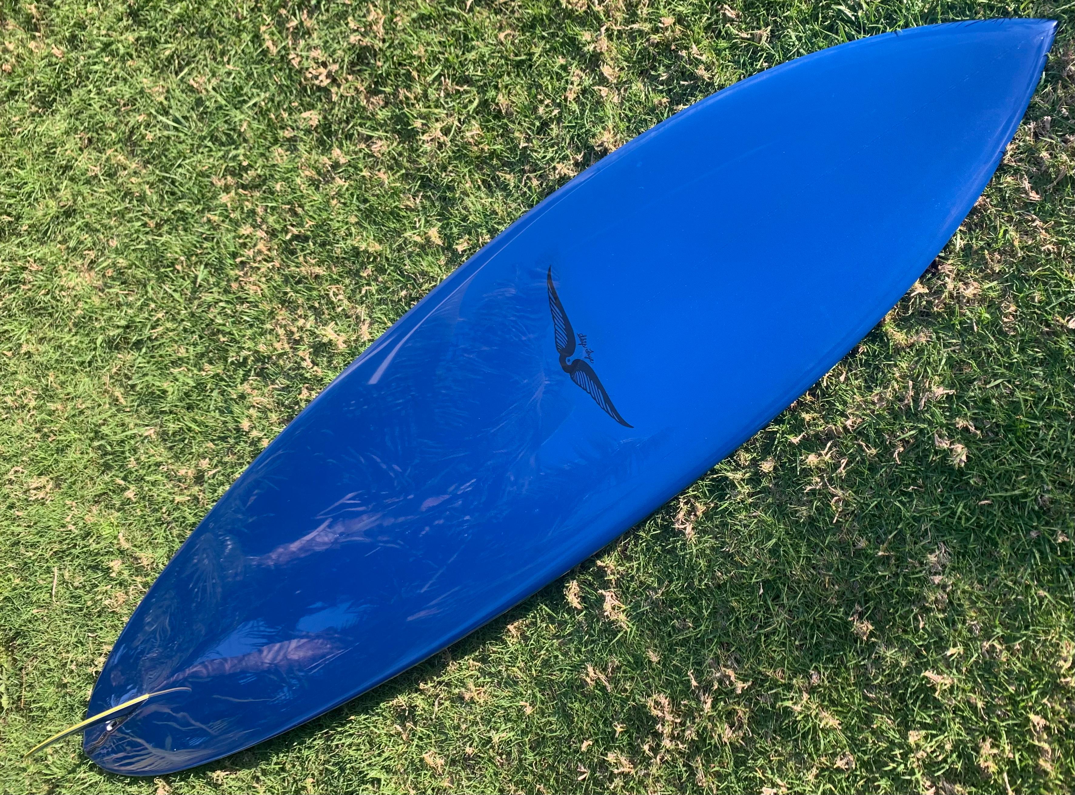 1975 Vintage Skip Frye geformtes Surfbrett. Wunderschönes hellblaues Deck mit marineblauem Boden und ergänzendem Nadelstreifenmuster. Holzflosse mit blauem Durchsichtsfenster. Ein wunderschönes Beispiel für ein vollständig restauriertes