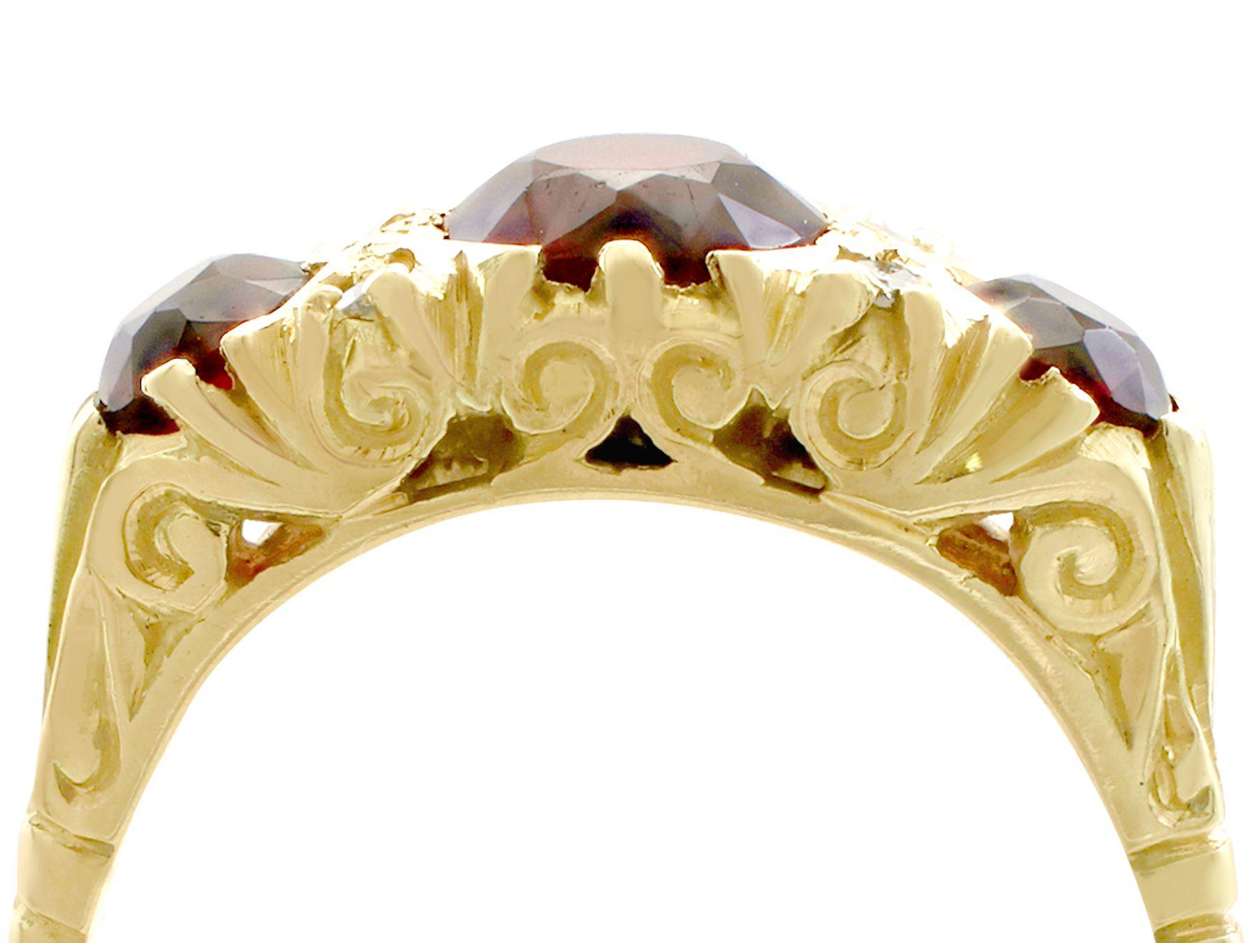 Ein feiner und beeindruckender Ring aus 18 Karat Gelbgold mit einem Granat von 2,05 Karat und einem Diamanten von 0,08 Karat; Teil unserer vielfältigen Vintage-Schmuckkollektionen.

Dieser schöne und beeindruckende Vintage-Ring mit Granat und
