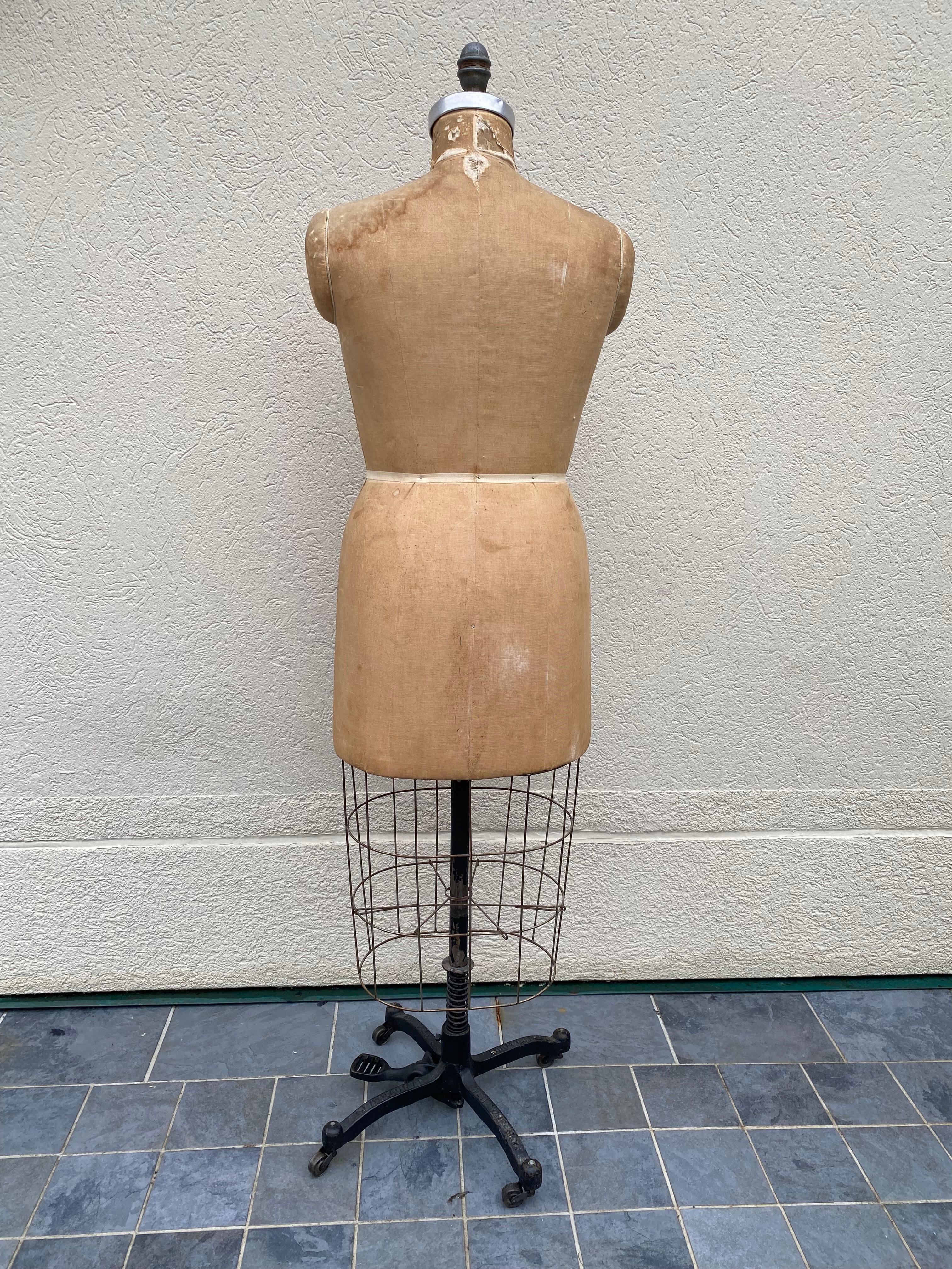 Vintage 1976 J.R. Bauman Women’s Dress Form Adjustable Mannequin  In Good Condition For Sale In Hopewell, NJ