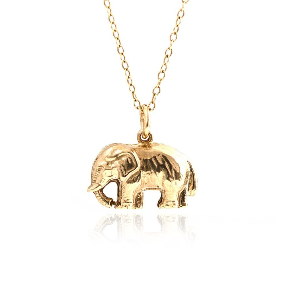 Unser Elefanten-Charme ist ein entzückendes St�ück, das den Geist der 1970er Jahre einfängt und gleichzeitig einen Hauch von Laune verbreitet. Dieser süße Anhänger ist aus 9-karätigem Gold gefertigt und zeigt einen wunderschön gestalteten hohlen,