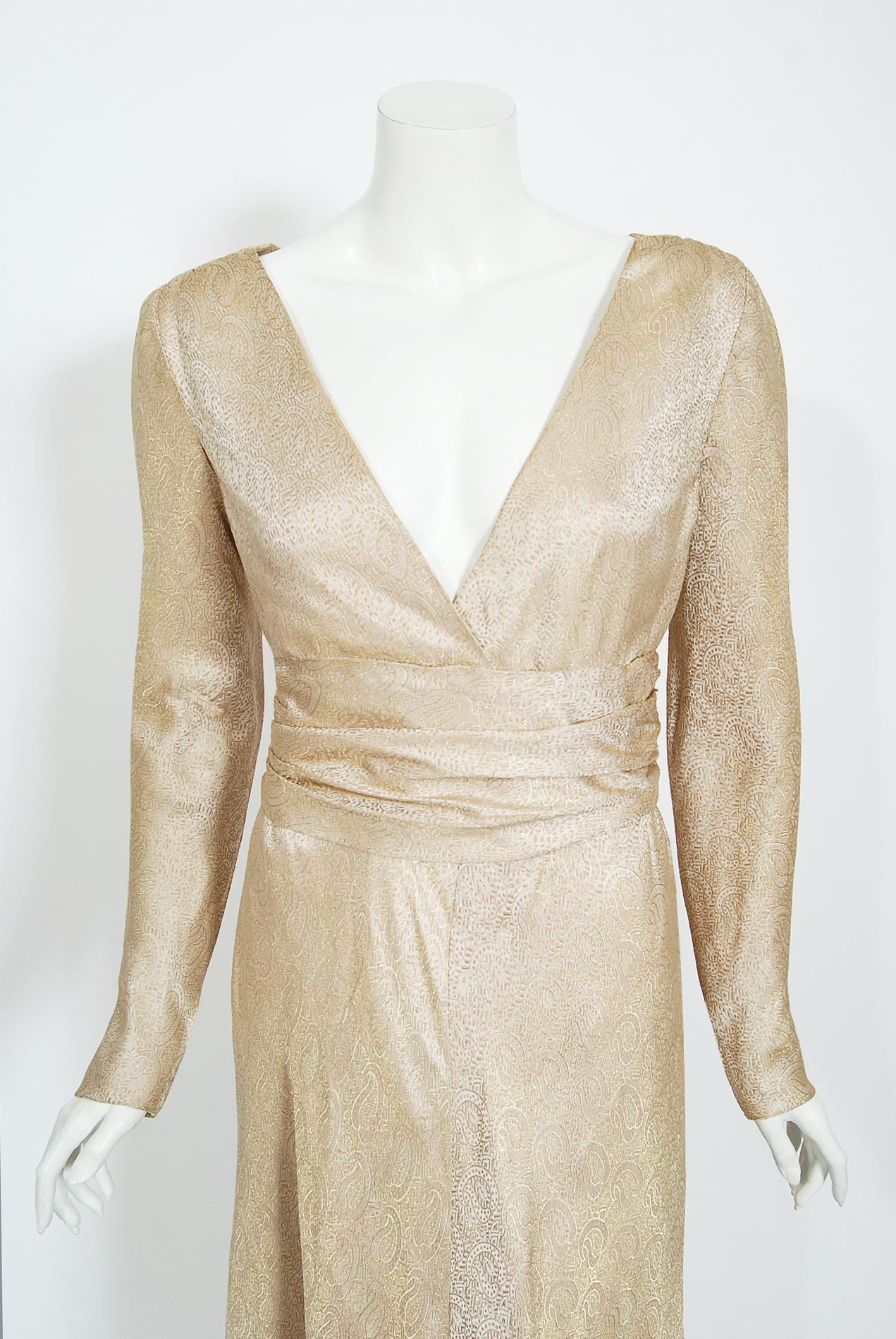 Givenchy, schon der Name steht für Glamour, raffinierte Eleganz, Schlichtheit und Stil. Das Markenzeichen von Givenchy, die geschwungenen Linien und die luxuriösen Stoffe, machen seine Arbeit leicht erkennbar. Dieses prächtige goldene Kleid aus