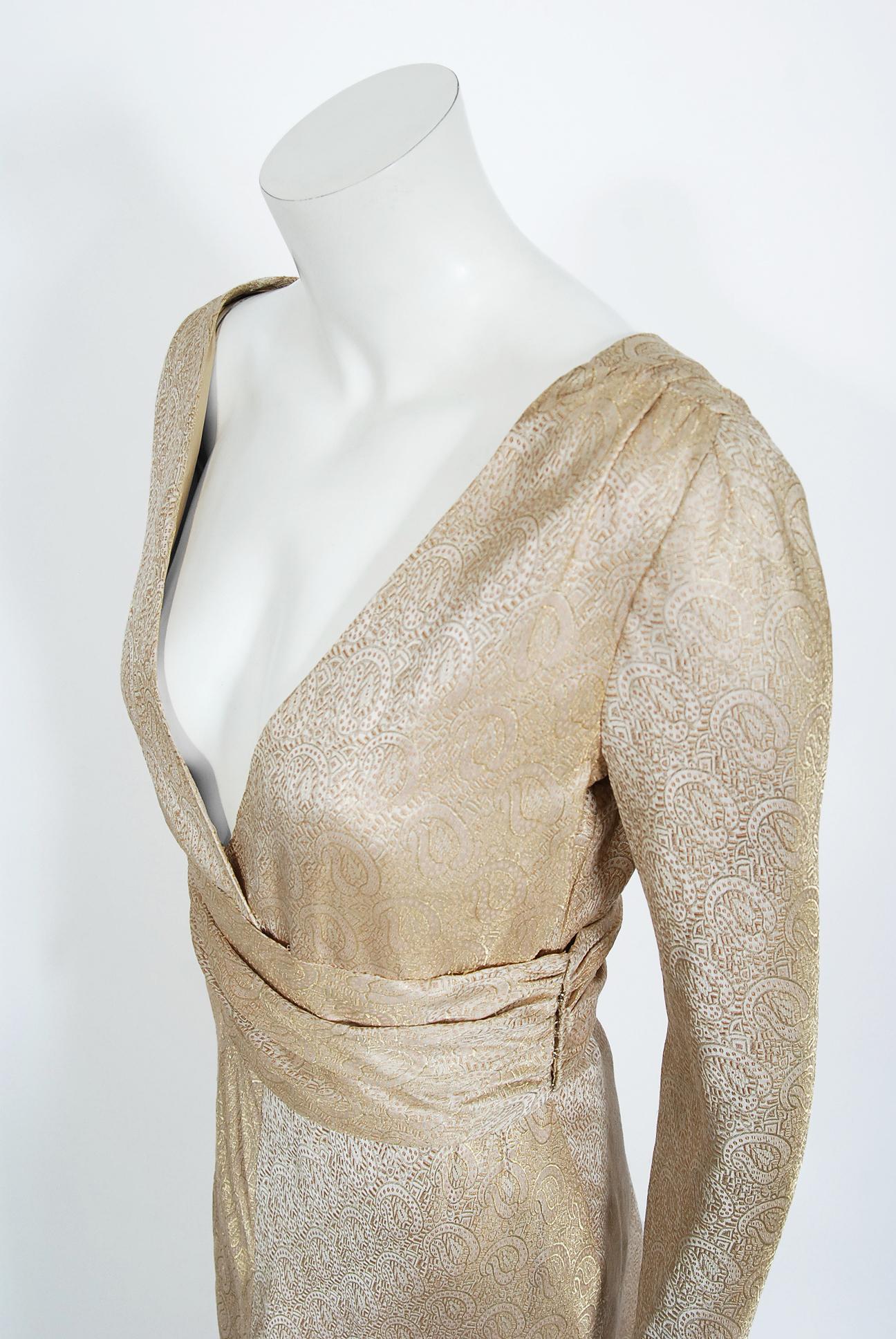 Vintage 1977 Givenchy Haute Couture langärmeliges Haute Couture-Kleid mit tiefem Ausschnitt aus Seide in Gold im Zustand „Gut“ in Beverly Hills, CA