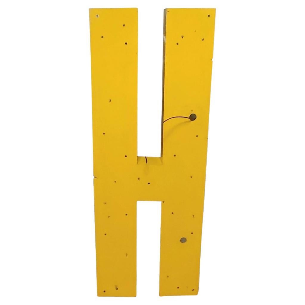 Vintage 1977 Large Architectural Salvage Sign Letter 'H' (panneau de récupération architecturale)
