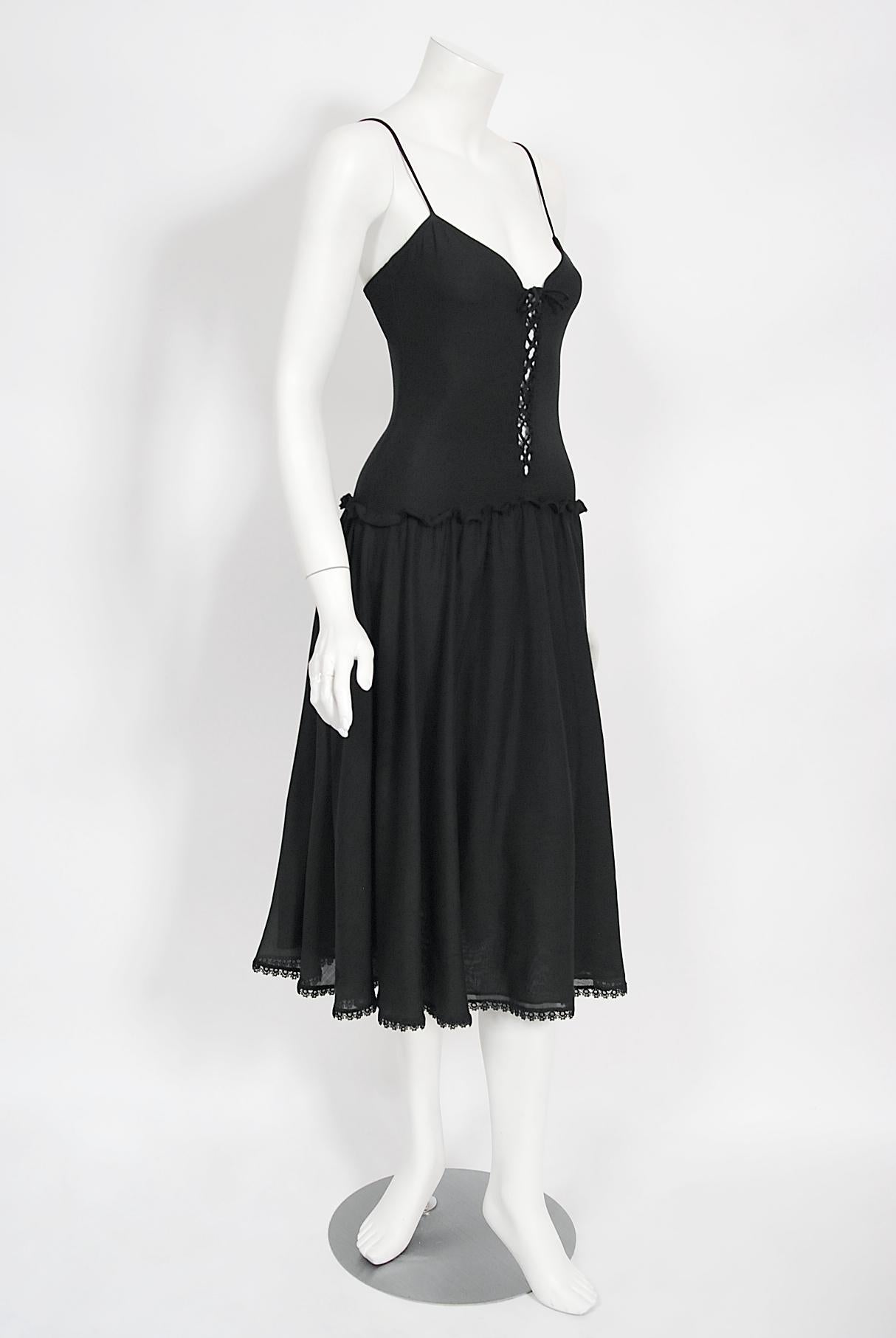 Vintage 1977 Sant Angelo Documented Black Jersey Lace-Up Bodysuit Dress & Shawl Bon état - En vente à Beverly Hills, CA