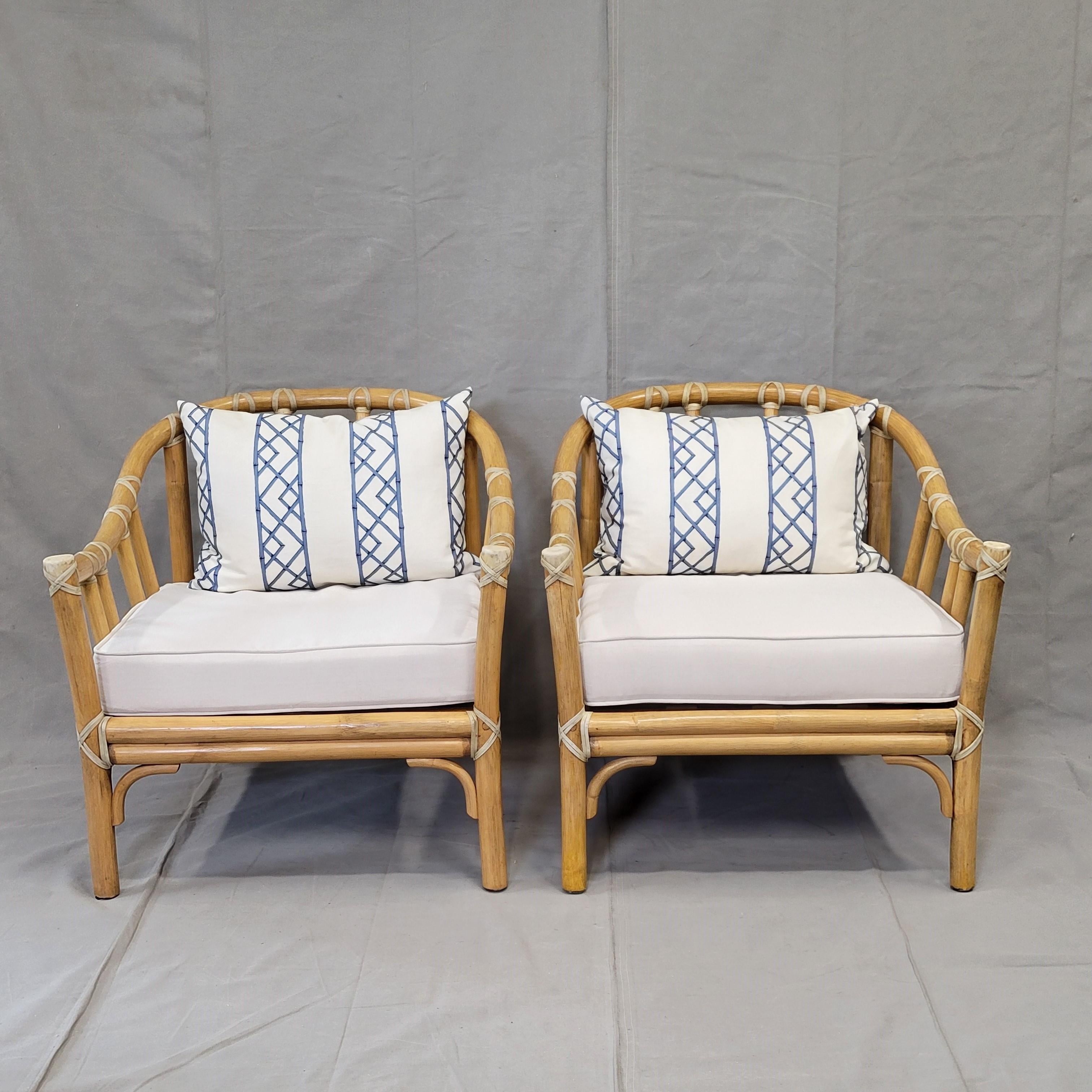 Ein einfach atemberaubendes Paar klassischer, moderner McGuire Bambus-Lounge-Stühle aus der Mitte des Jahrhunderts von 1978 mit dem McGuire-Markenzeichen, der Rohhautbindung. Arme und Füße zeigen Gebrauchsspuren, siehe Fotos, aber insgesamt in gutem