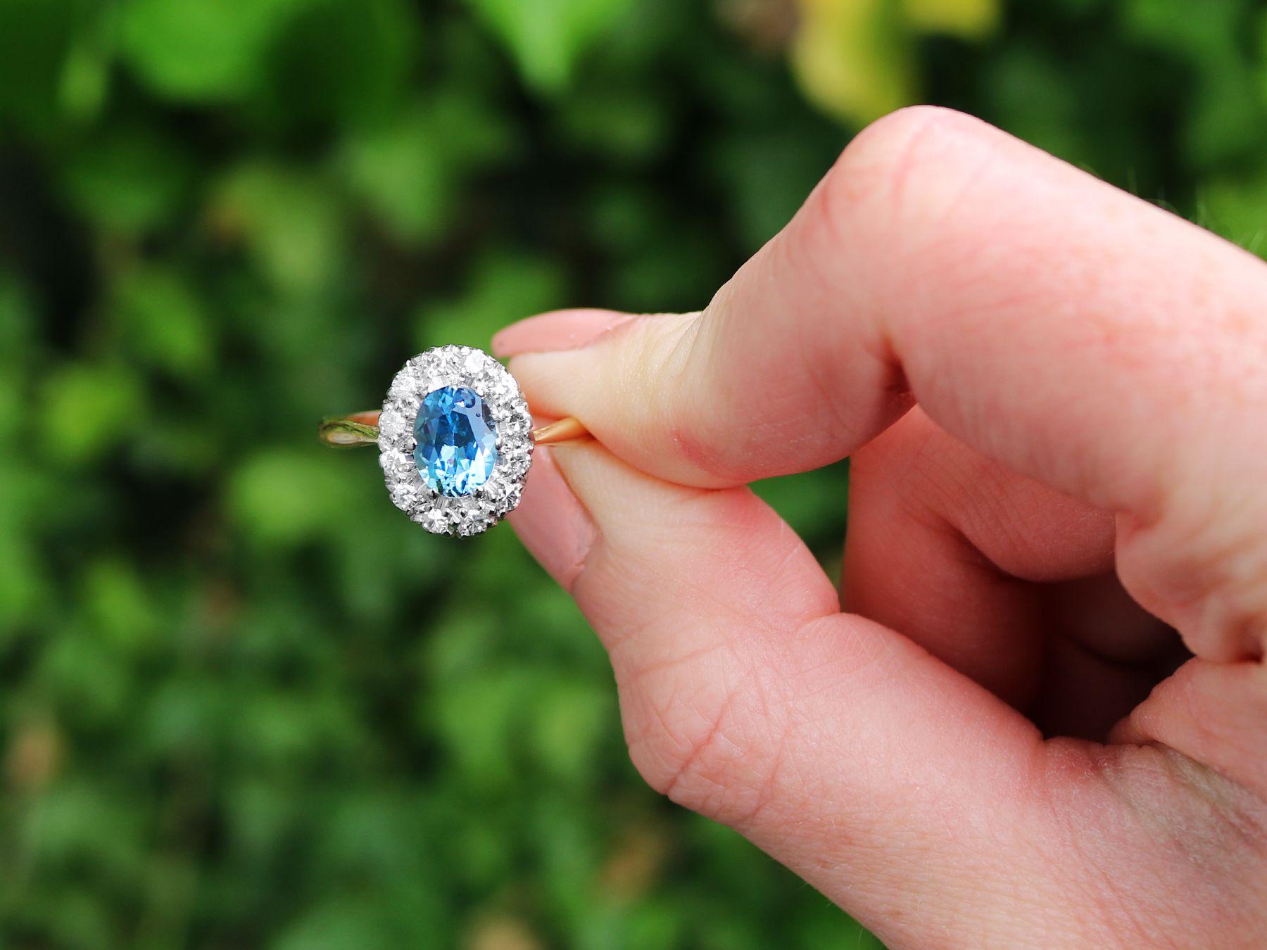 Eine feine und beeindruckende 1,25 Karat Aquamarin und 0,36 Karat Diamant, 18 Karat Gelbgold und 18 Karat Weißgold Cluster-Ring; Teil unserer vielfältigen Aquamarin Schmuck und Nachlassschmuck Sammlungen

Dieser feine und beeindruckende