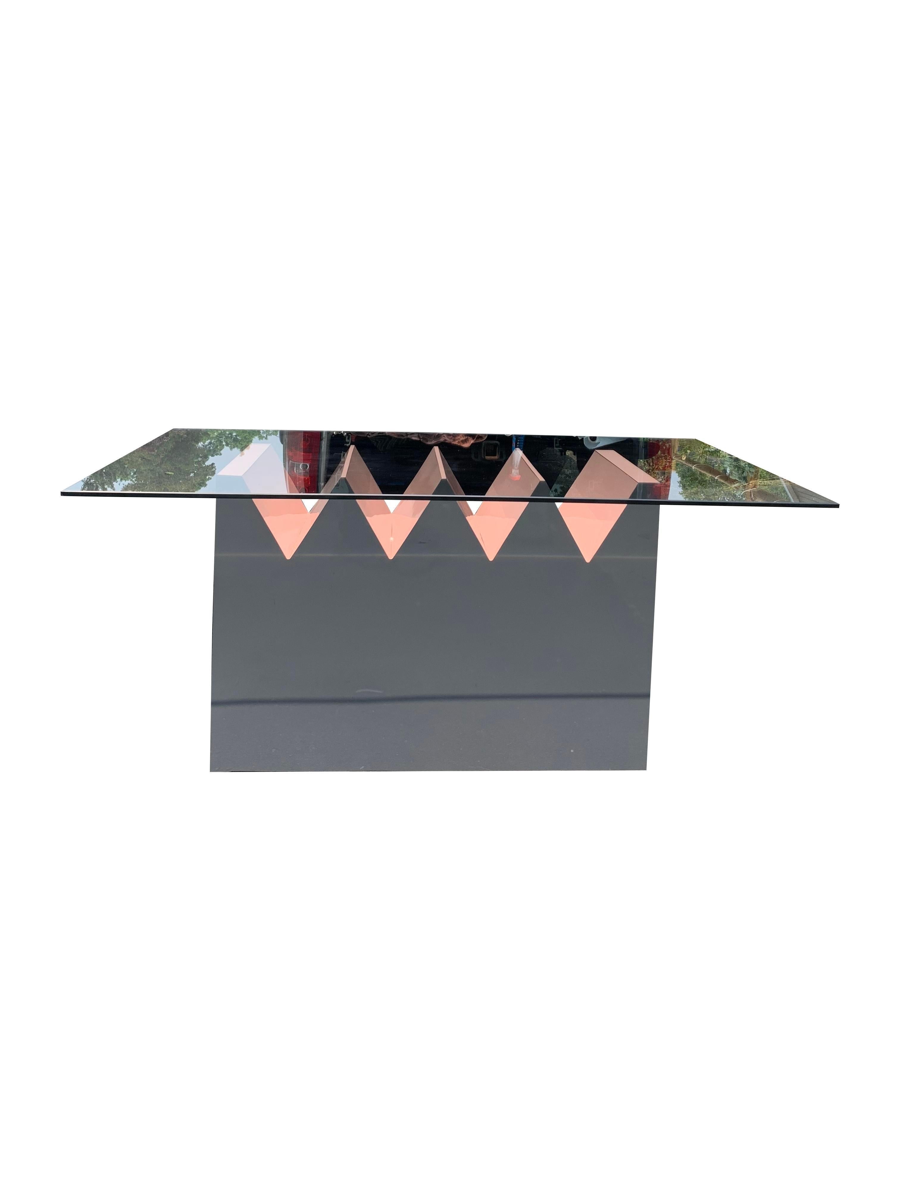 Vintage 1980 Deco Modern Table de salle à manger avec plateau en verre
Cette table de salle à manger est une pièce unique et étonnante du design moderne du milieu du siècle, un véritable bijou. Fabriqué sur mesure pour un designer, il présente un