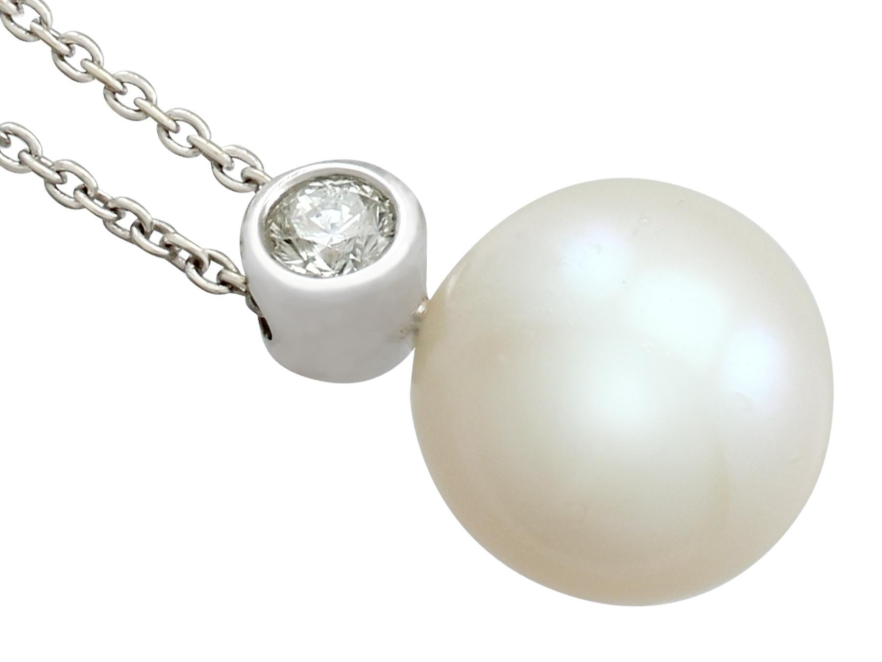 Taille cabochon Collier vintage en or blanc 18 carats avec perles de culture et diamants en vente