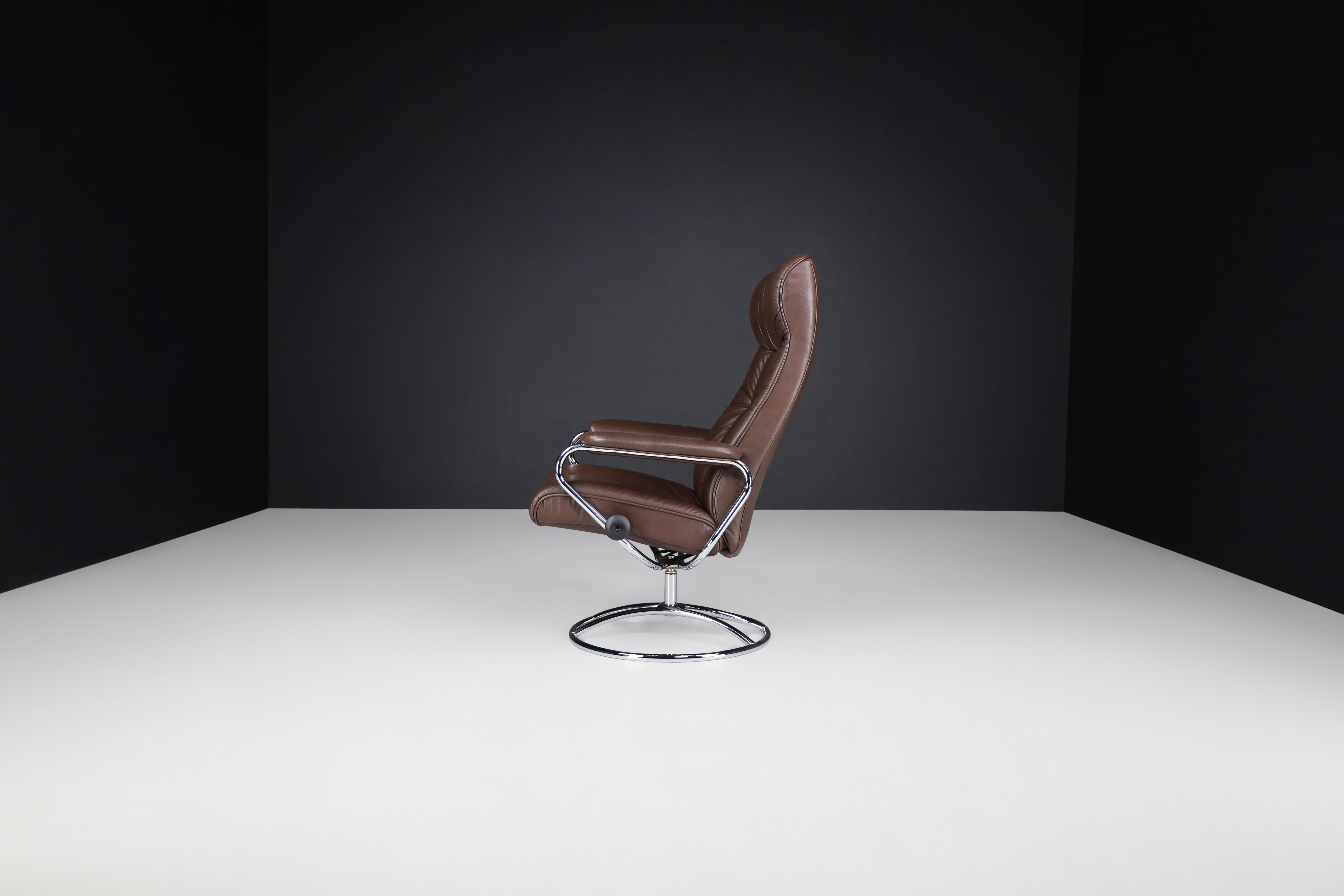Vintage 1980 Ekornes Stressless Recliner — Scandinavian Leather Lounge Chair For Sale 4