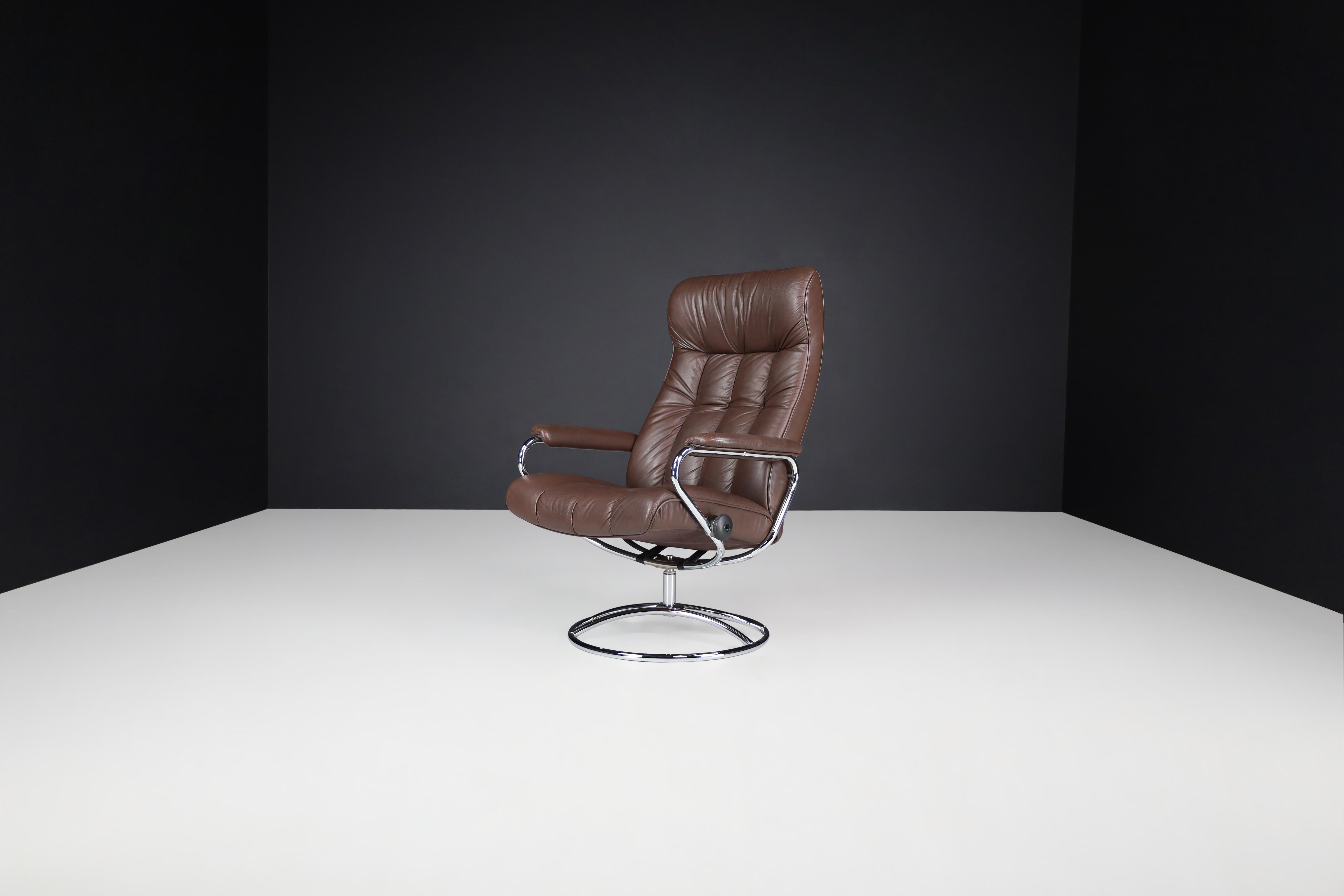 Vintage 1980 Ekornes Stressless Recliner — Scandinavian Leather Lounge Chair For Sale 5