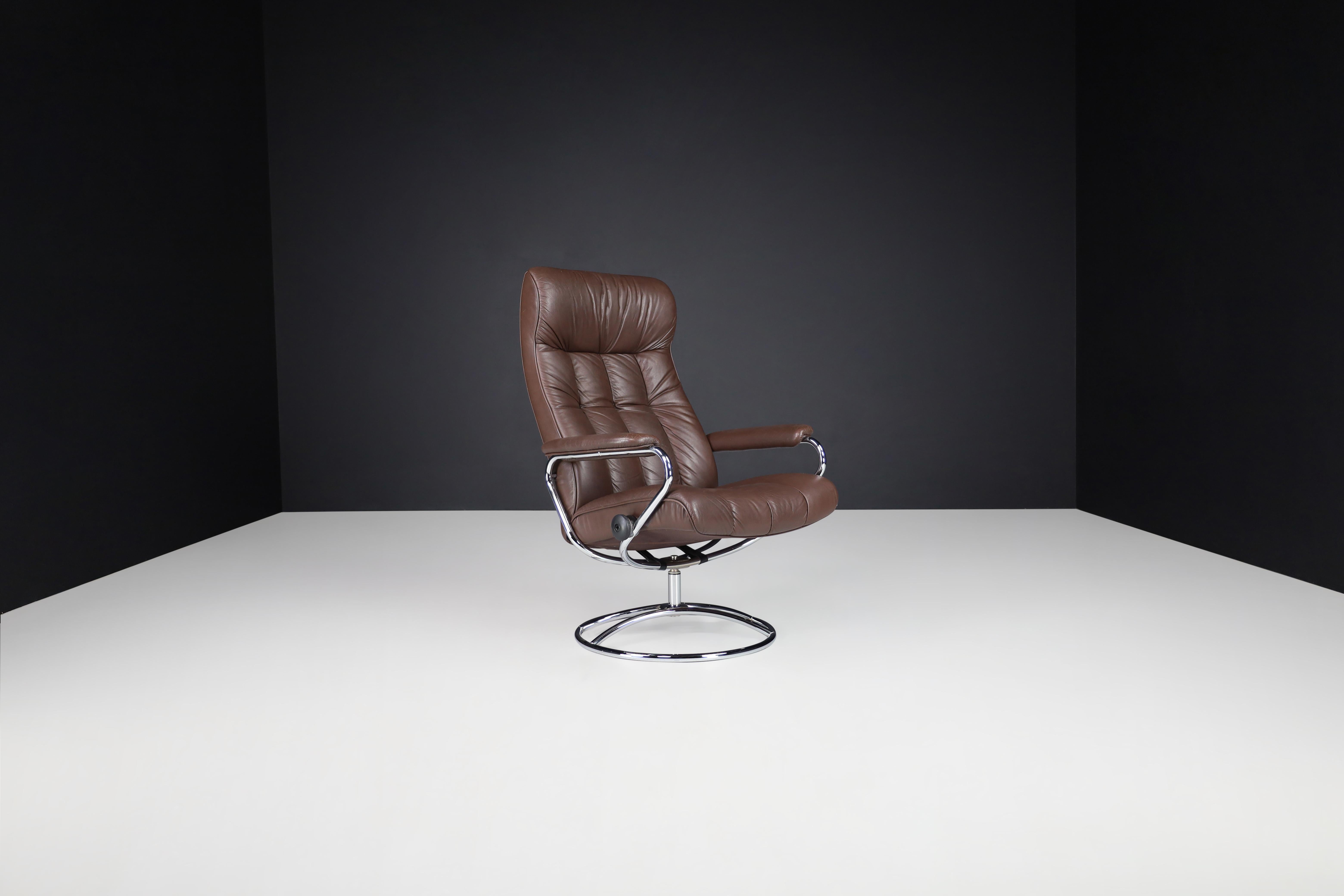 Vintage 1980 Ekornes Stressless Recliner — Scandinavian Leather Lounge Chair


Experience timeless Scandinavian design and luxurious comfort with this Ekornes Stressless Leather Swivel Reclining Lounge Chair. Crafted in Norway circa 1980, this