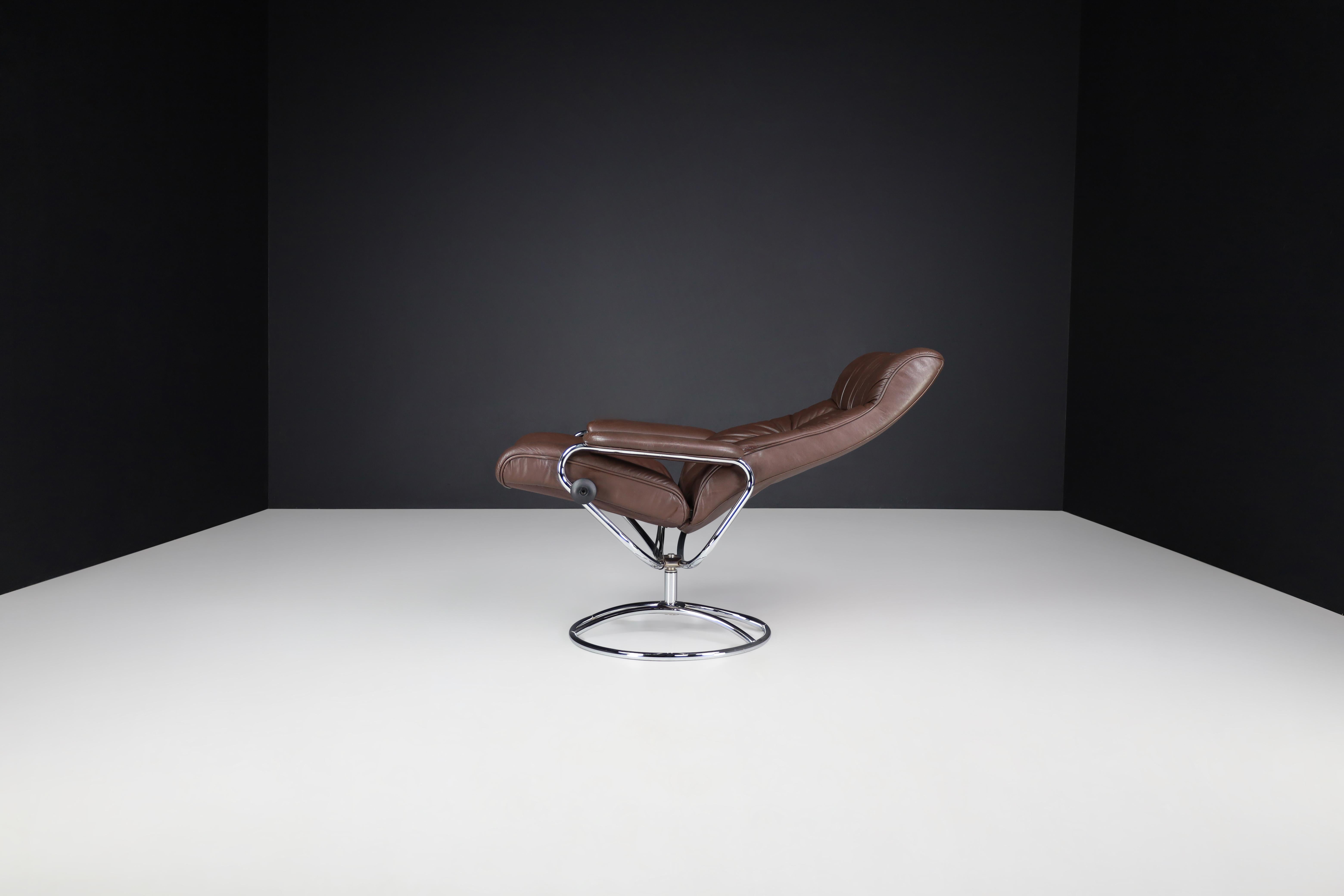Vintage 1980 Ekornes Stressless Recliner — Scandinavian Leather Lounge Chair For Sale 2