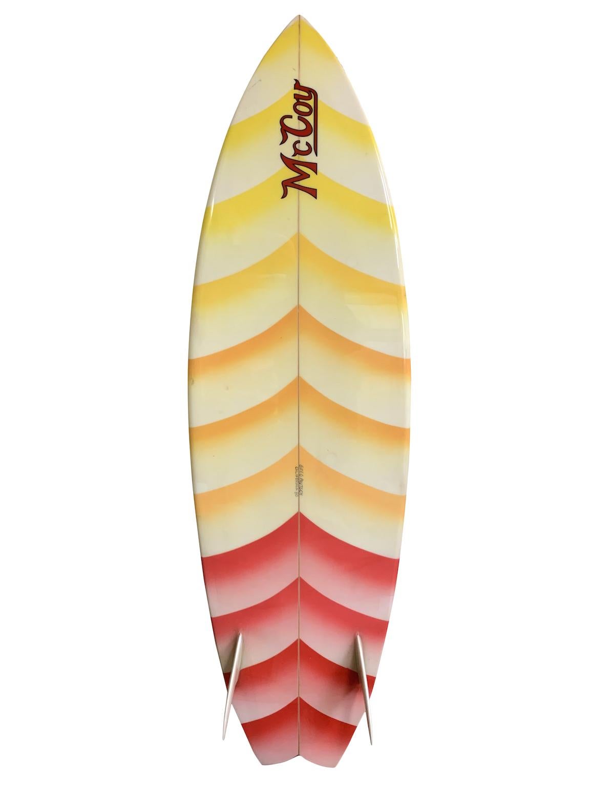 planche de surf McCoy 1980 twin fin shaped par Greg Pautsch. Avec un beau design en airbrush fade et des ailerons jumeaux en verre. Restauré dans son état d'origine par un expert en restauration de planches de surf ayant plus de 40 ans