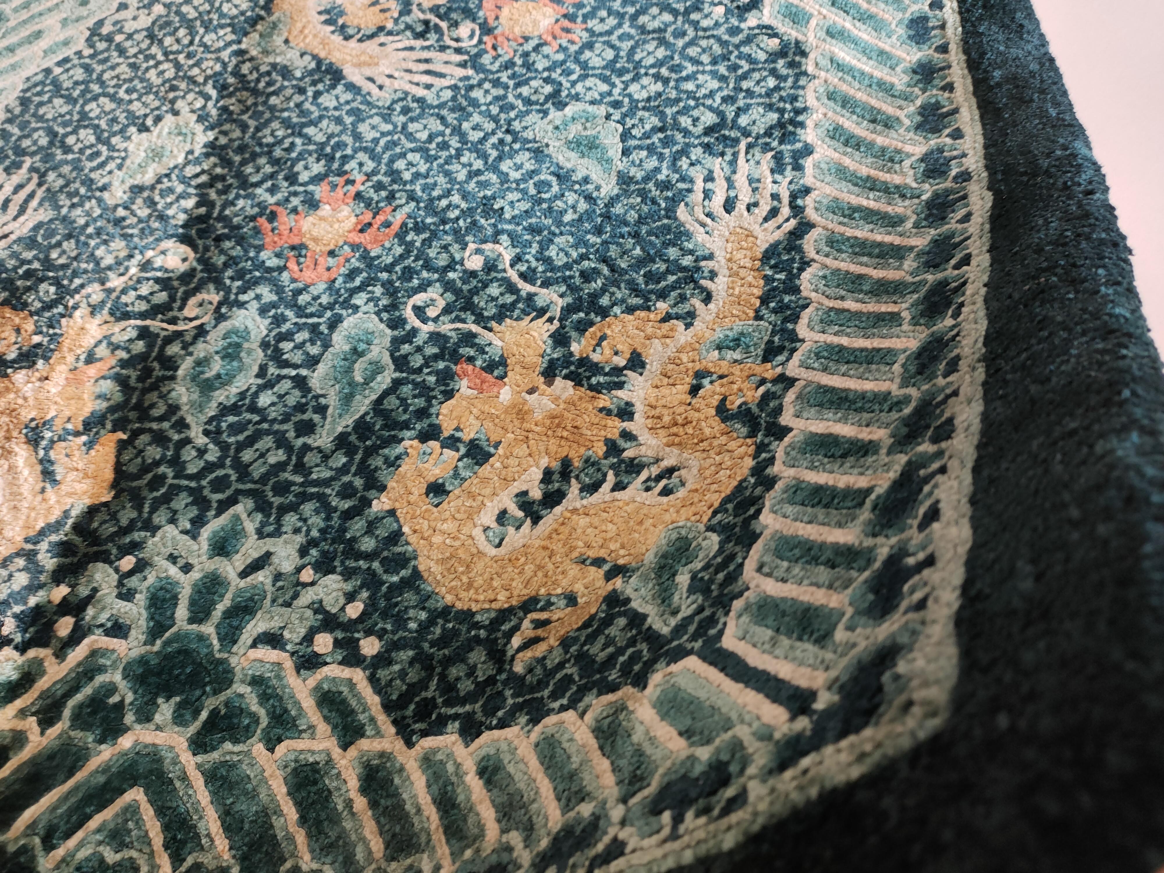 Chinesischer Drachenteppich aus Seide im Vintage-Stil von 1980 ( 3' x 5' - 91 x 152)  im Angebot 3