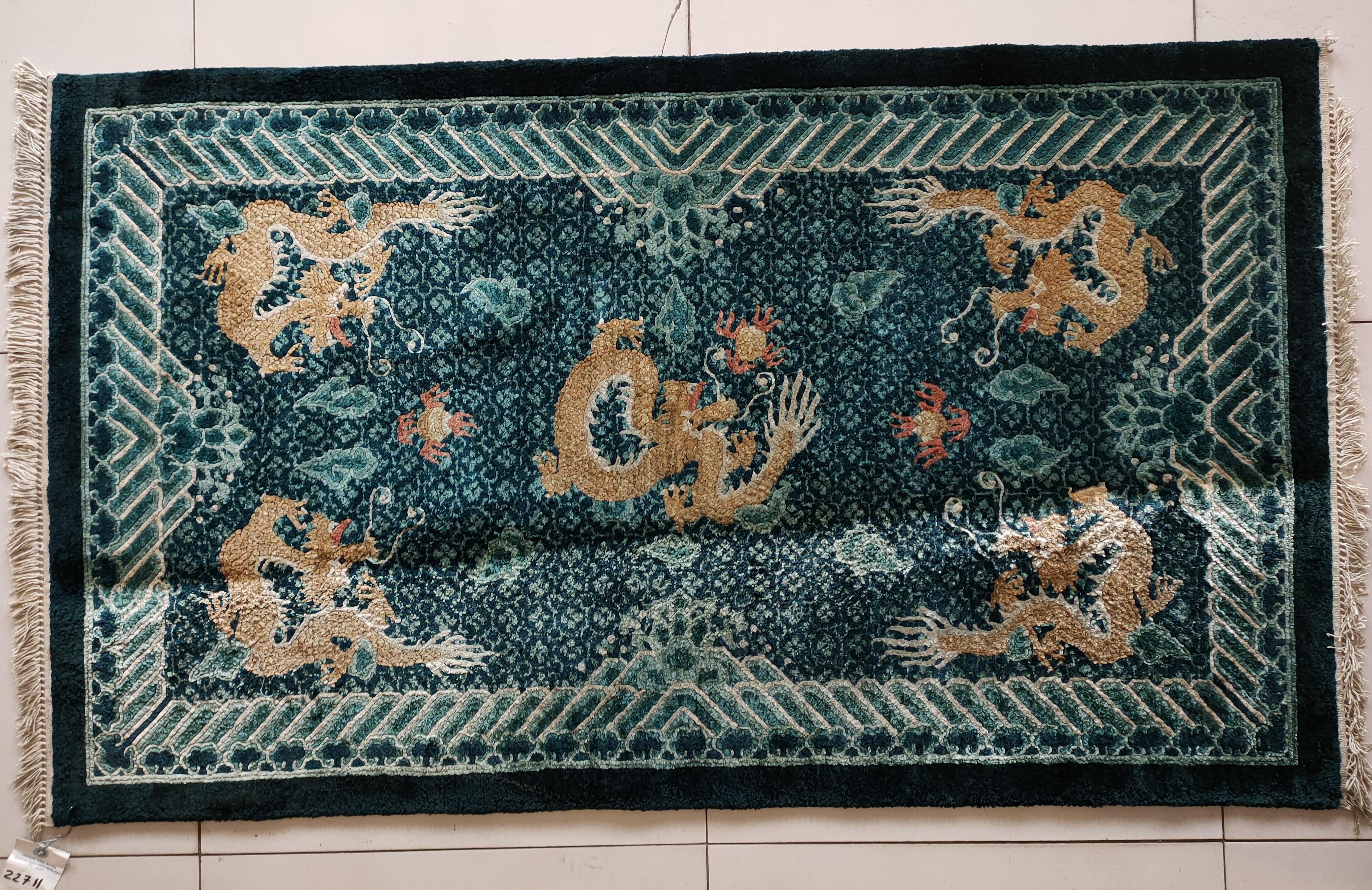 Chinesischer Drachenteppich aus Seide im Vintage-Stil von 1980 ( 3' x 5' - 91 x 152)  im Angebot 5