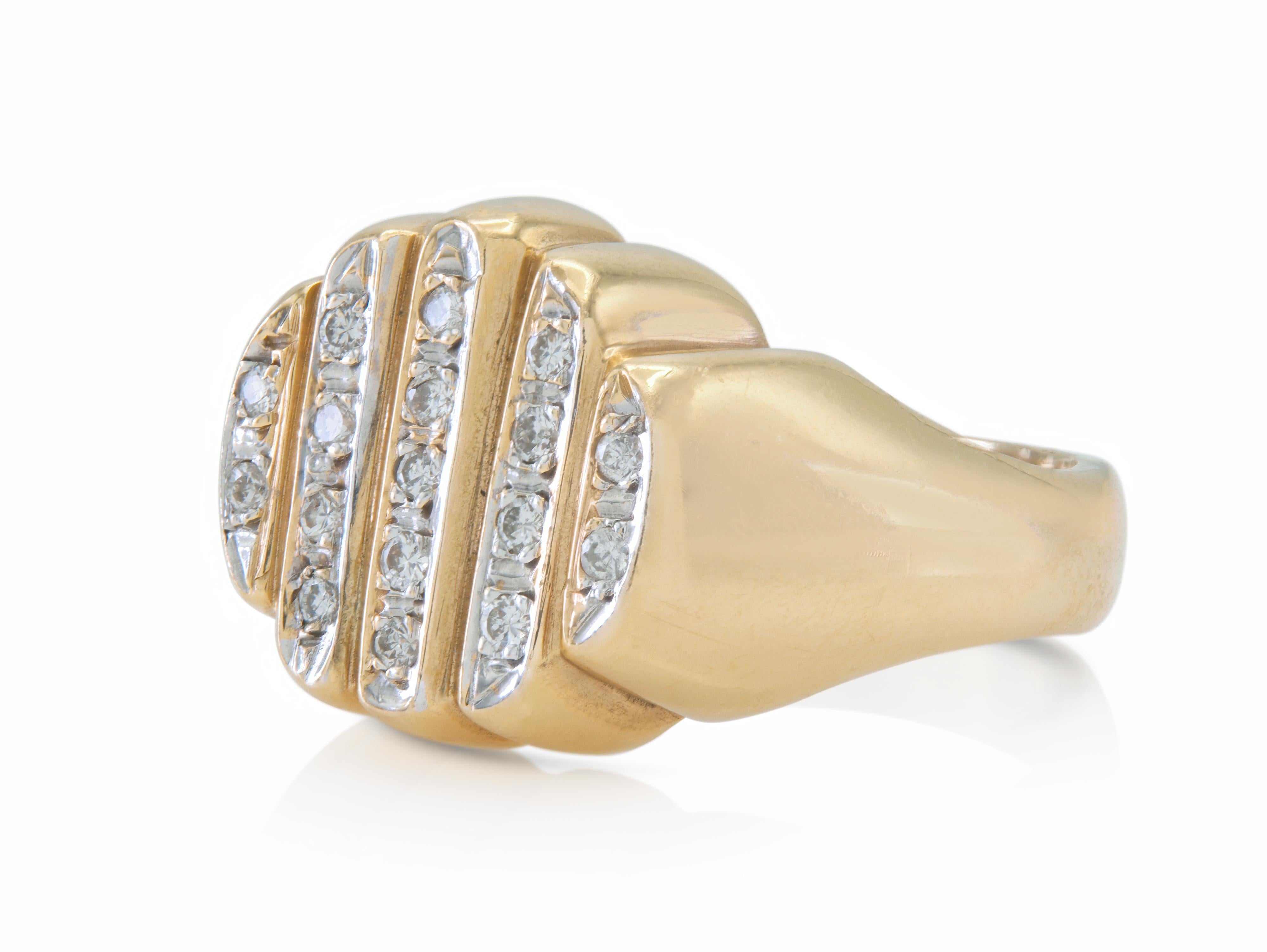 Finemente realizzato in oro giallo 14k con diamanti rotondi taglio Brilliante per un peso totale di circa 0,28 carati.
Circa anni '80
Dimensione 7, ridimensionabile