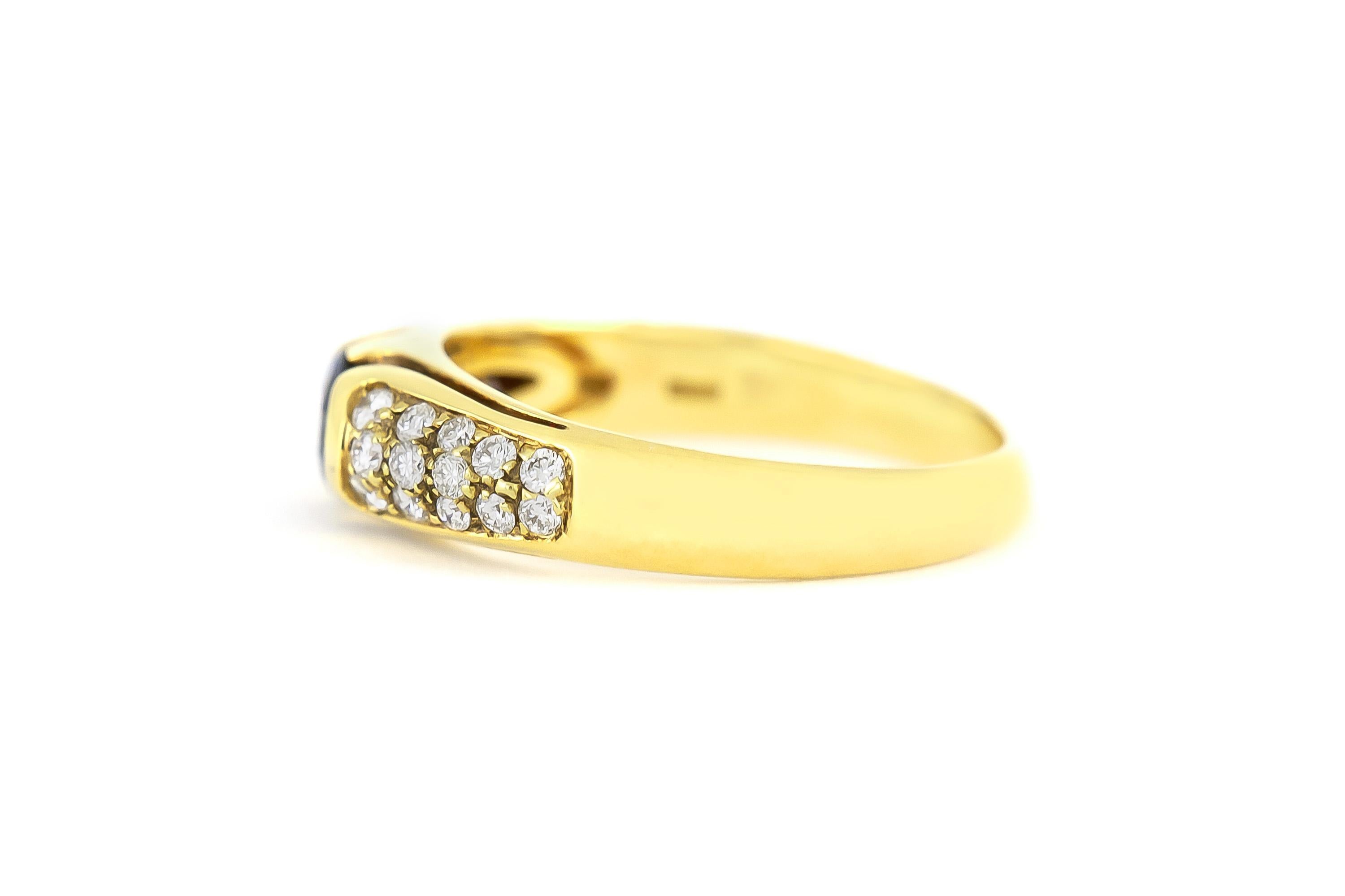 Finement réalisée en or jaune 18 carats, elle est ornée au centre d'un saphir de taille ovale pesant environ 0,70 carat et de diamants ronds de taille brillante pesant au total environ 0,50 carat.
Vers 1980.
Taille 7, redimensionnable.