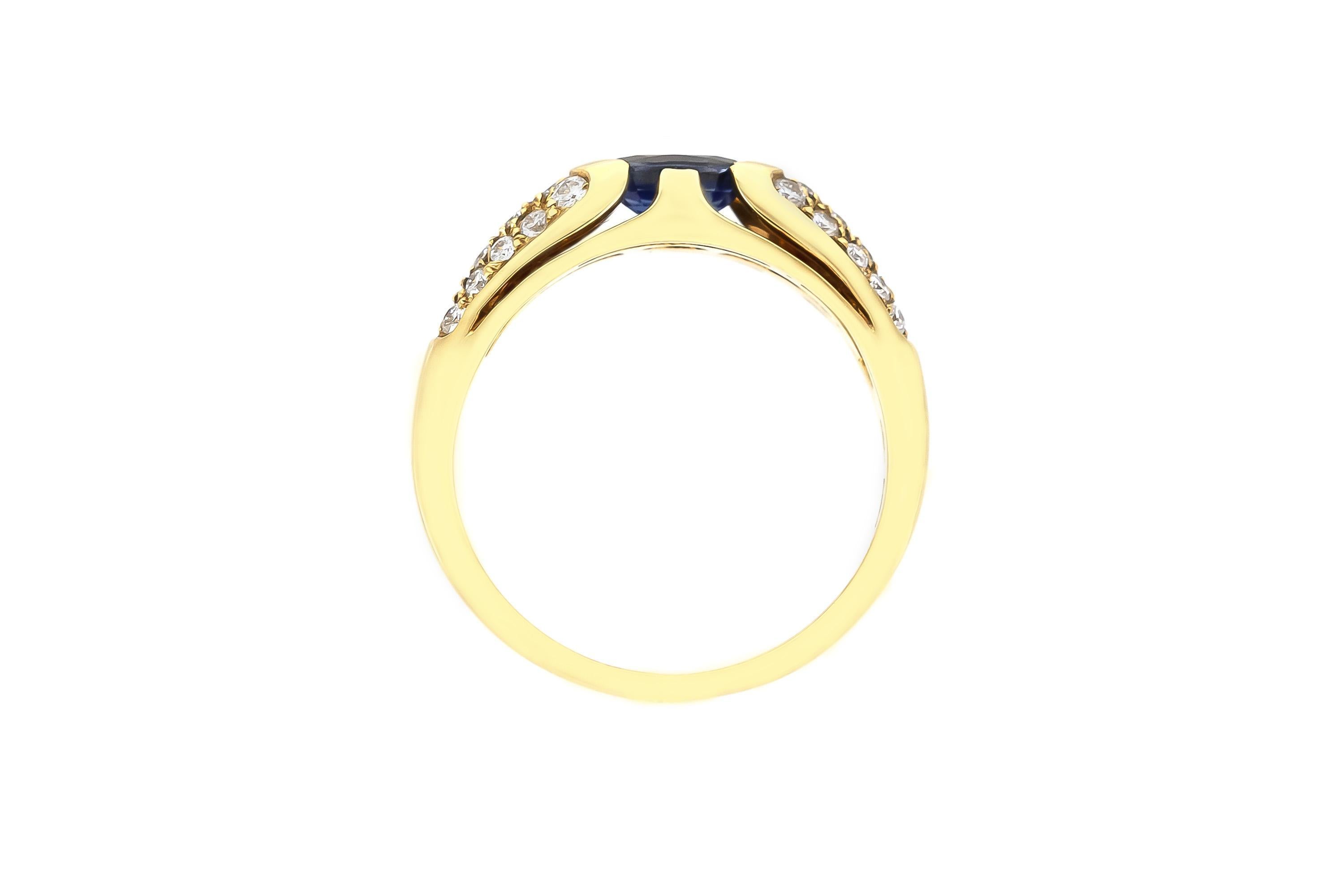 Taille ovale Vintage 1980s 0.70 Carat Oval Cut Sapphire Ring with Diamonds en vente