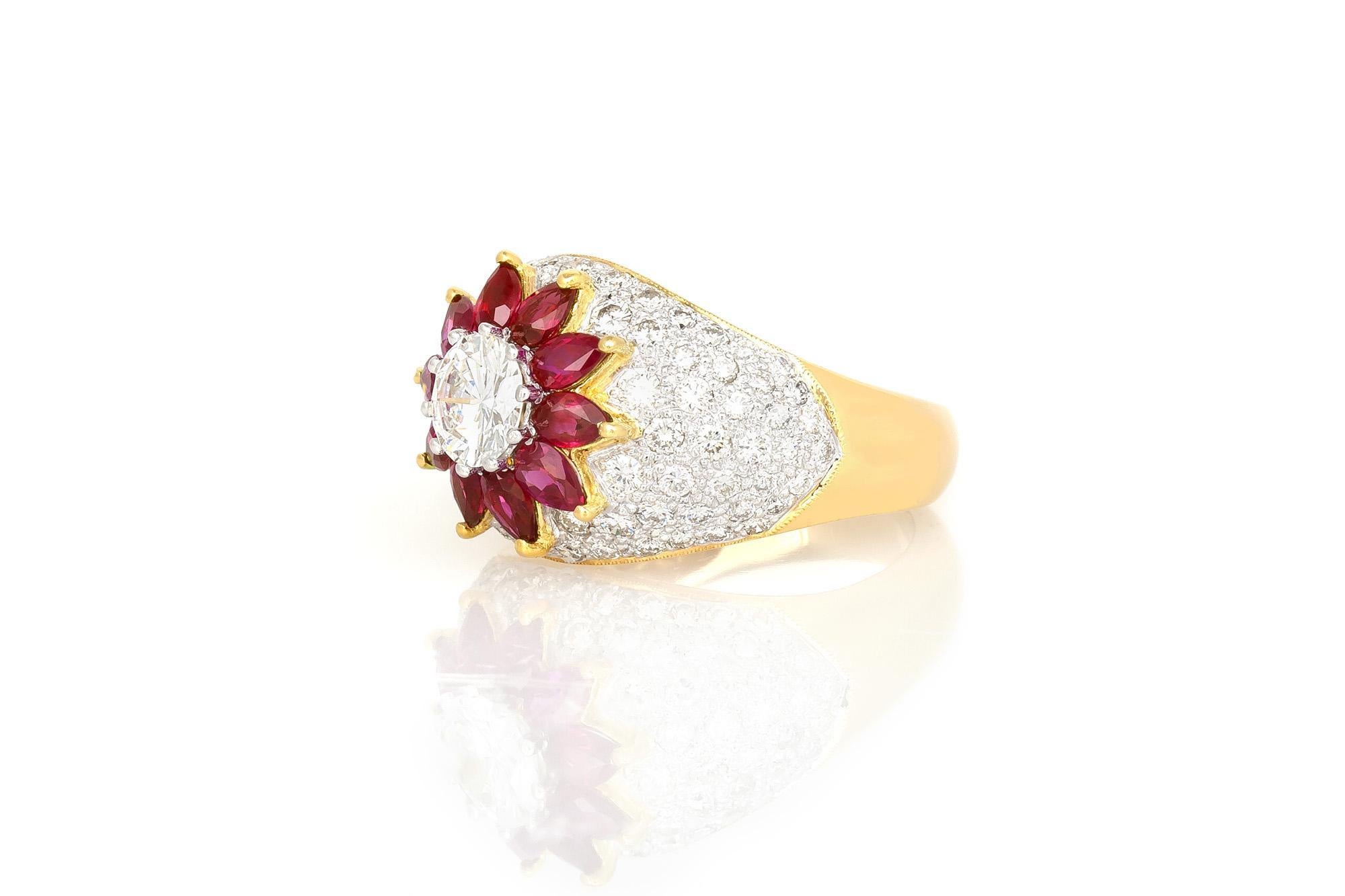 Finement réalisée en or jaune et blanc 18 carats, elle est ornée d'un diamant central de taille ronde et brillante pesant environ 0,80 carat, rehaussé de 10 