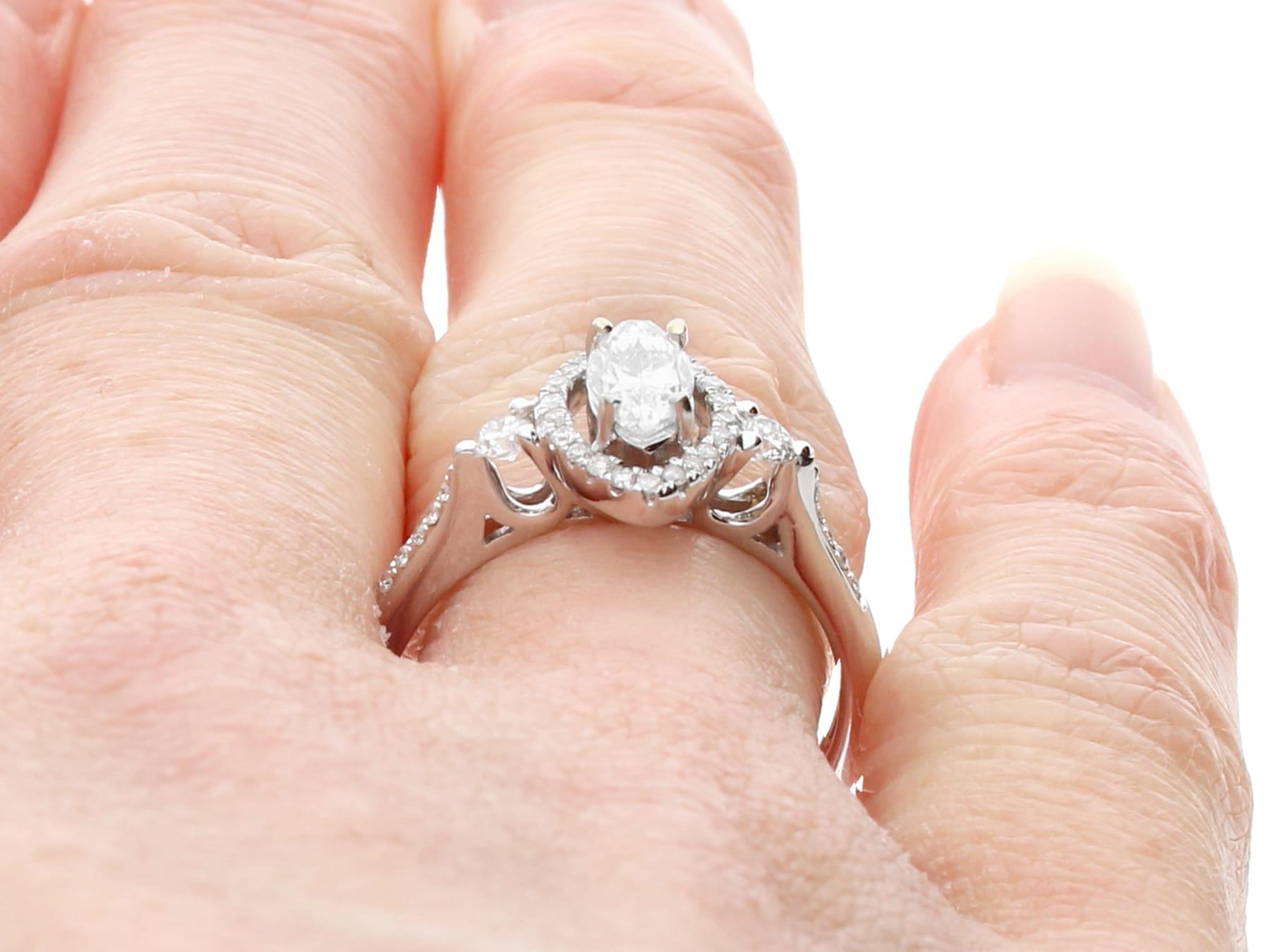 Bague halo en or blanc 18 carats et diamants de 0,83 carat des années 1980 en vente 5